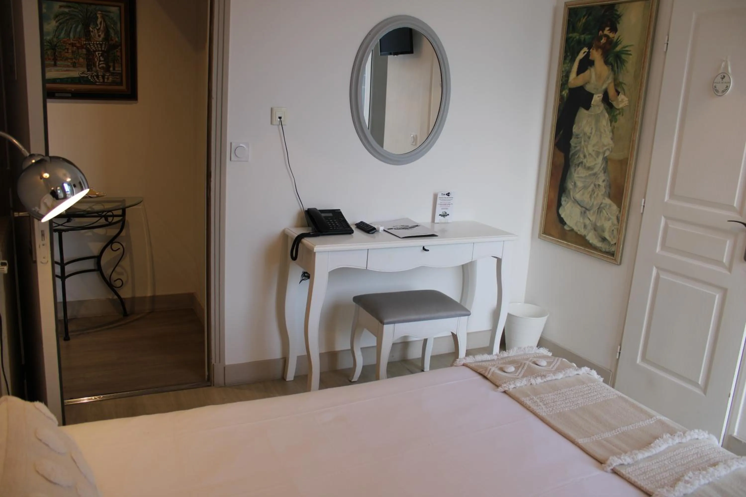 Photo of the whole room, Bed in Hôtel La Villa des Oliviers