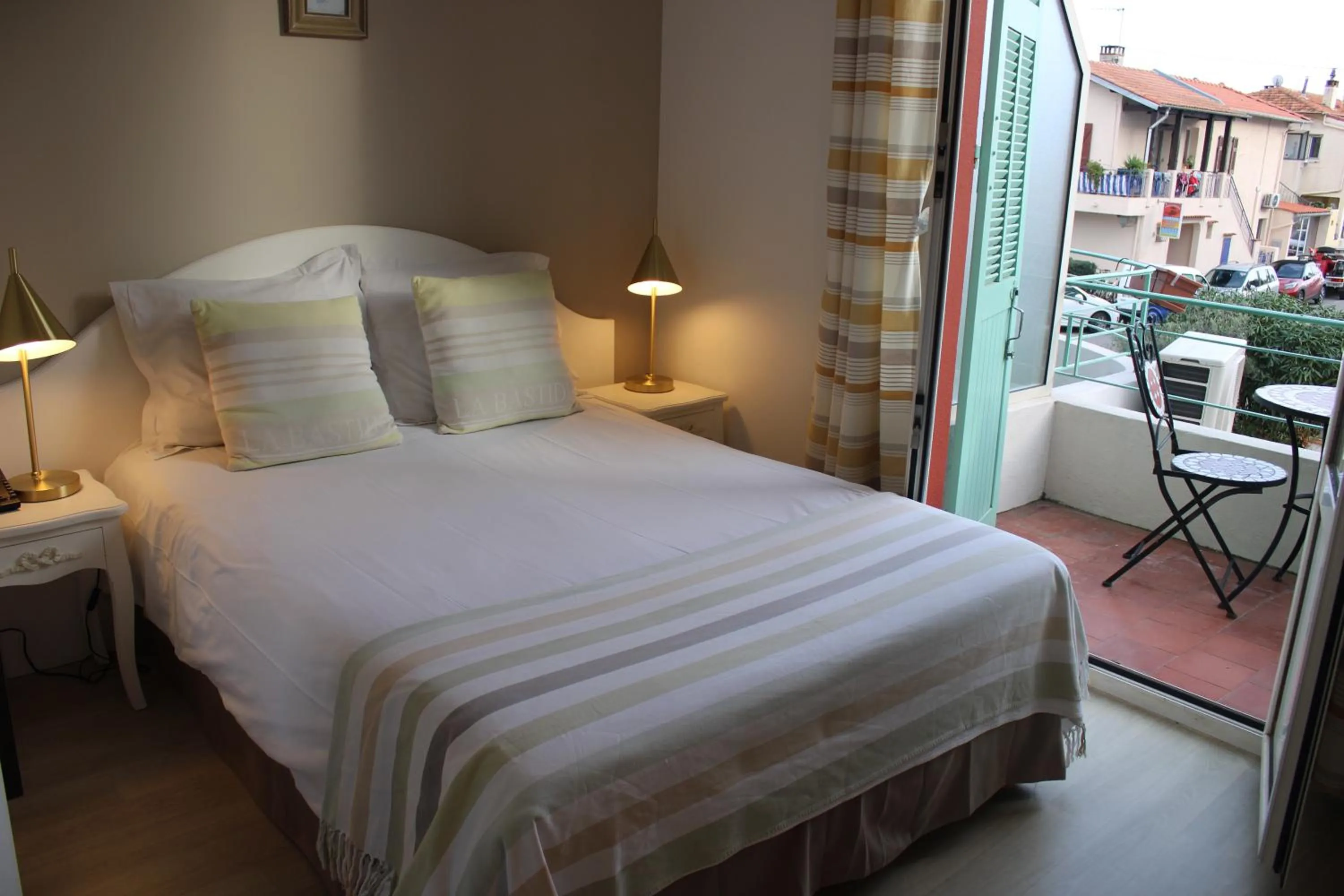 Photo of the whole room, Bed in Hôtel La Villa des Oliviers