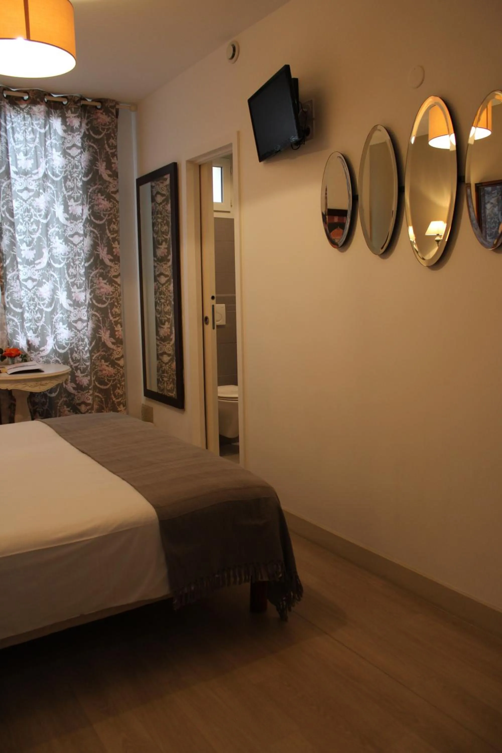 Photo of the whole room, Bed in Hôtel La Villa des Oliviers