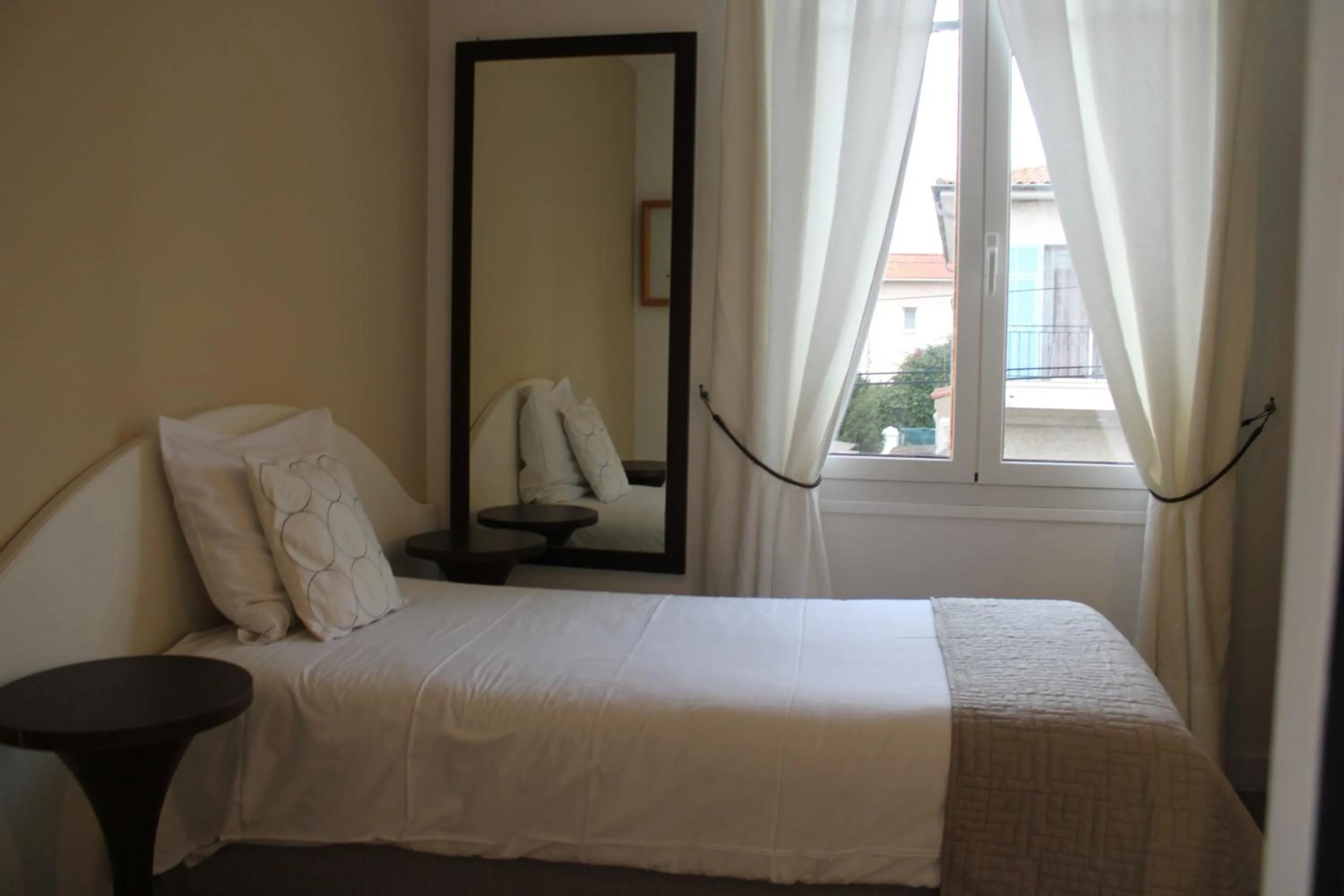 Photo of the whole room, Bed in Hôtel La Villa des Oliviers