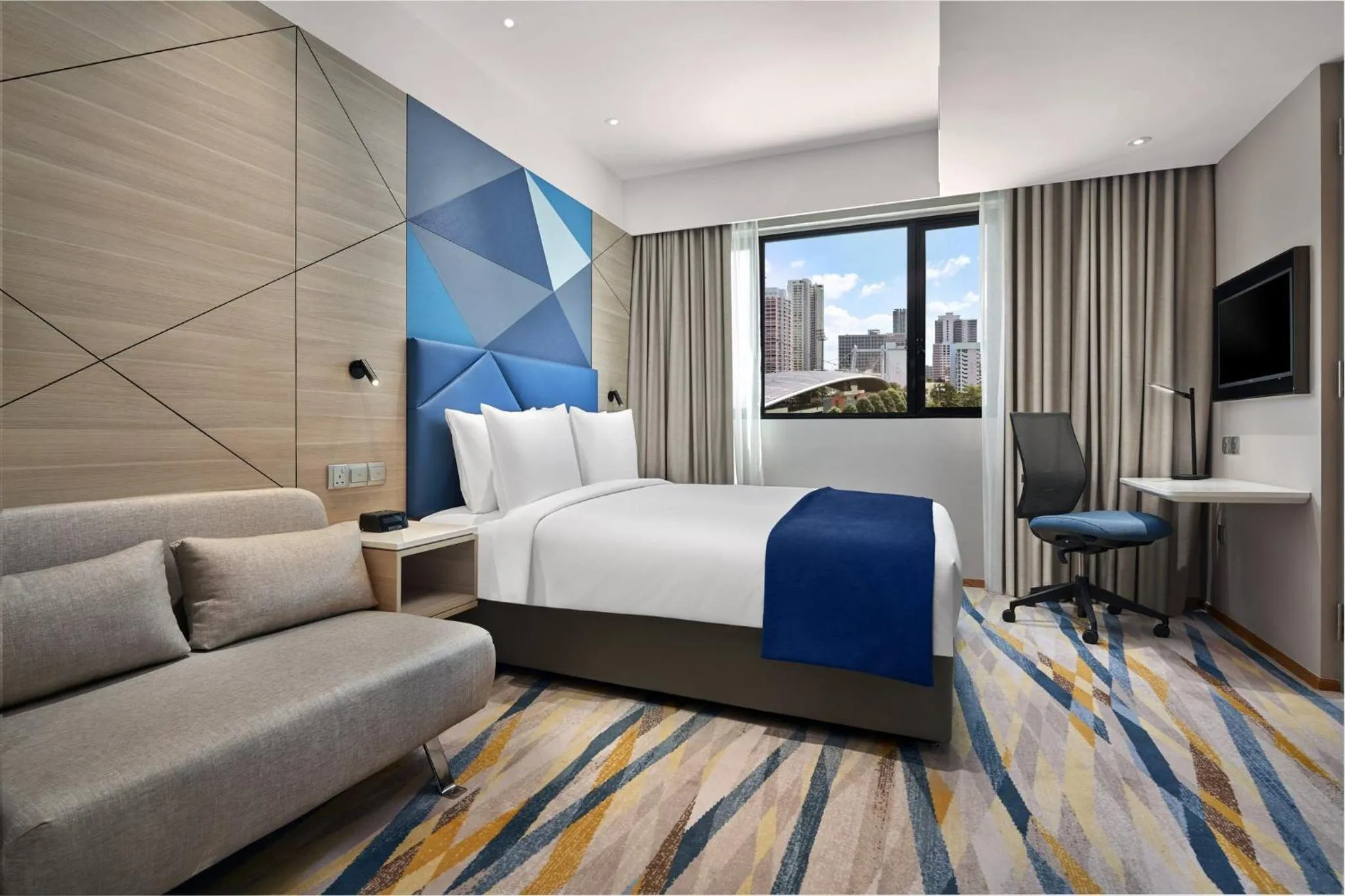Photo of the whole room, Bed in Holiday Inn Express Singapore Serangoon by IHG