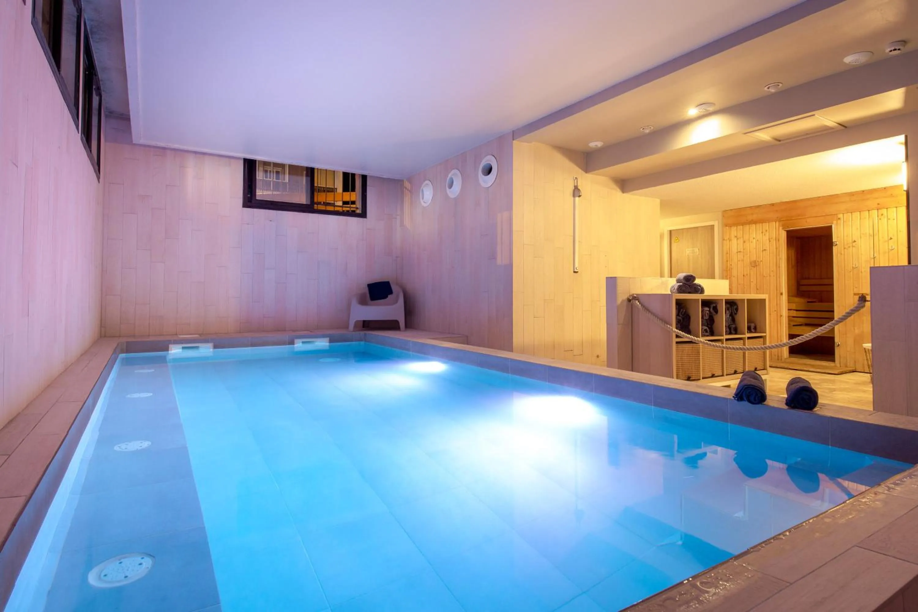 Swimming pool in SOWELL HOTELS Le Parc & Spa