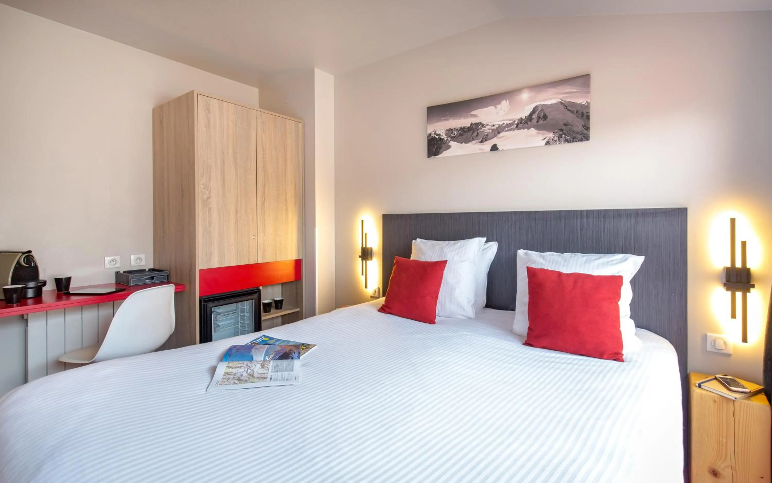 Bedroom, Bed in SOWELL HOTELS Le Parc & Spa