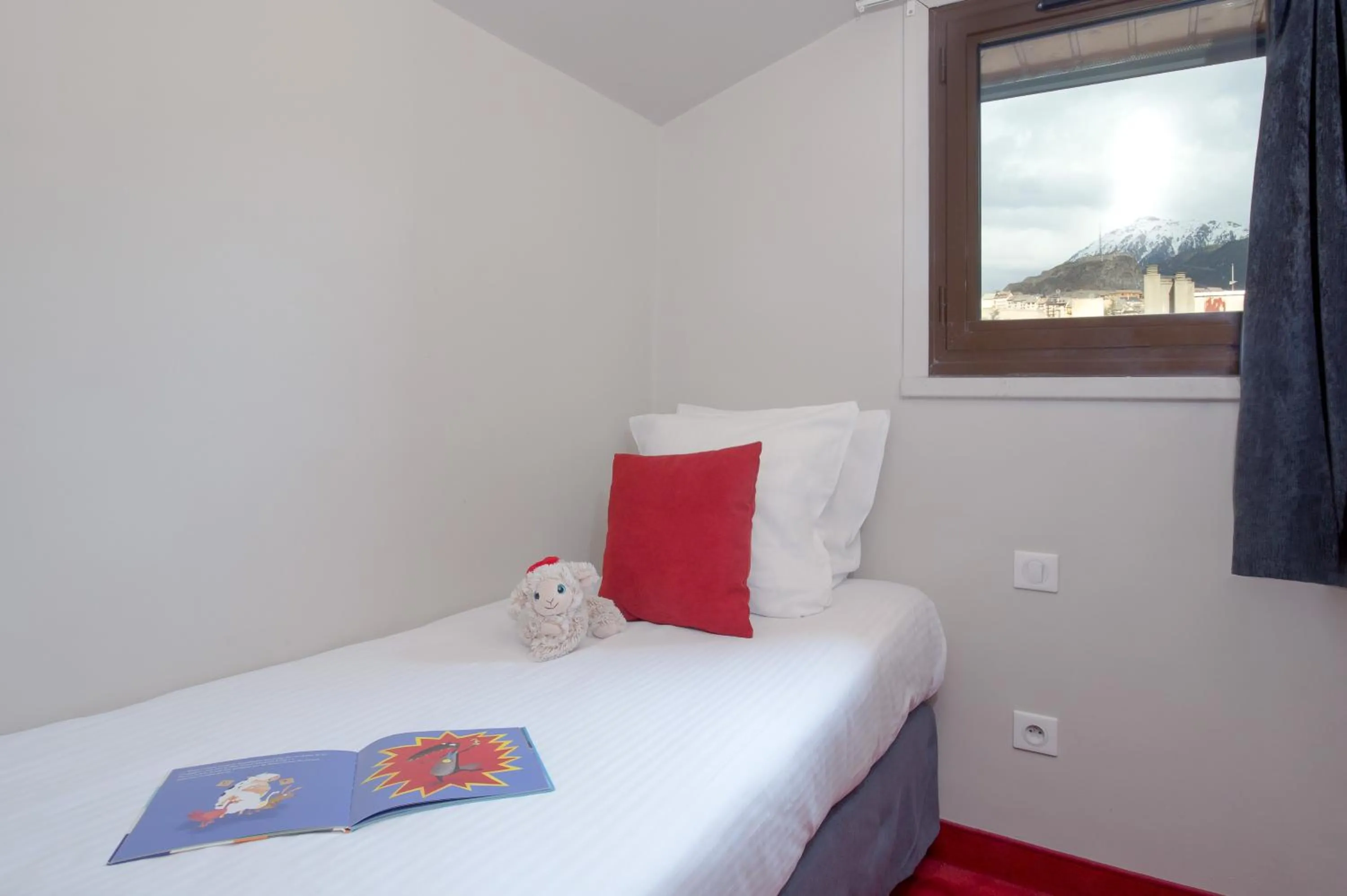 Bed in SOWELL HOTELS Le Parc & Spa