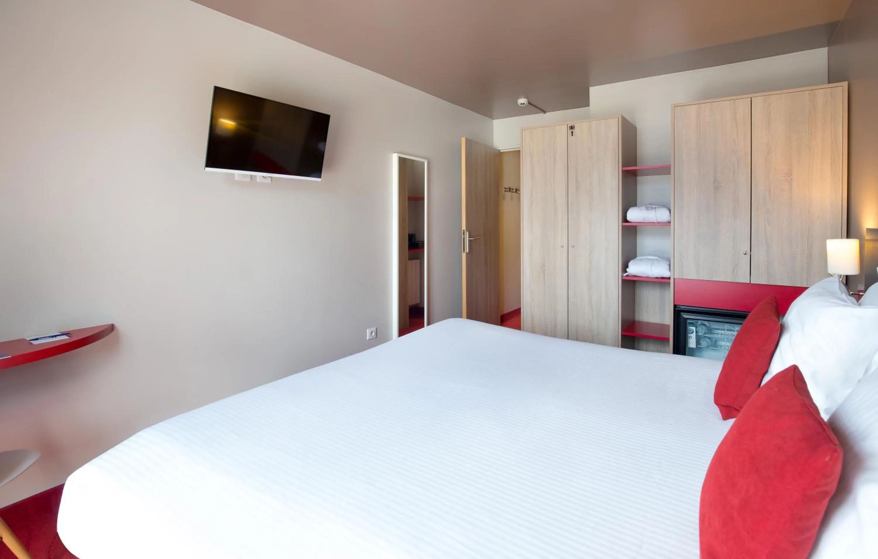 Bedroom, Bed in SOWELL HOTELS Le Parc & Spa