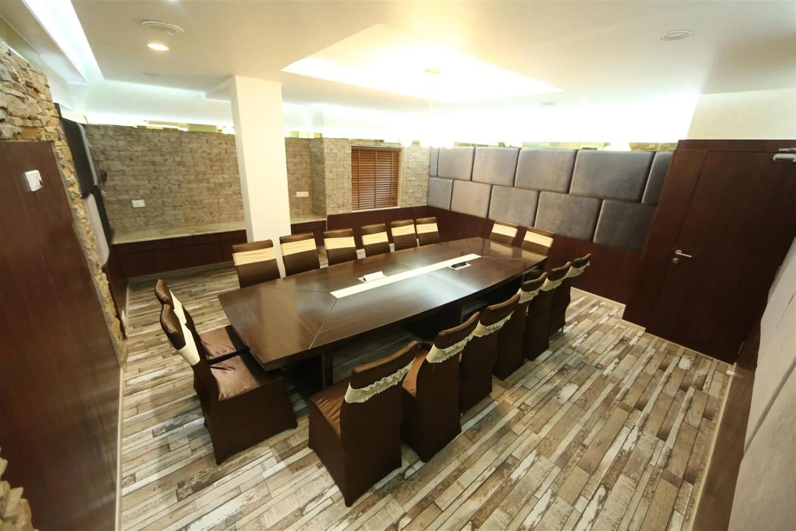 Business facilities in Hotel President
