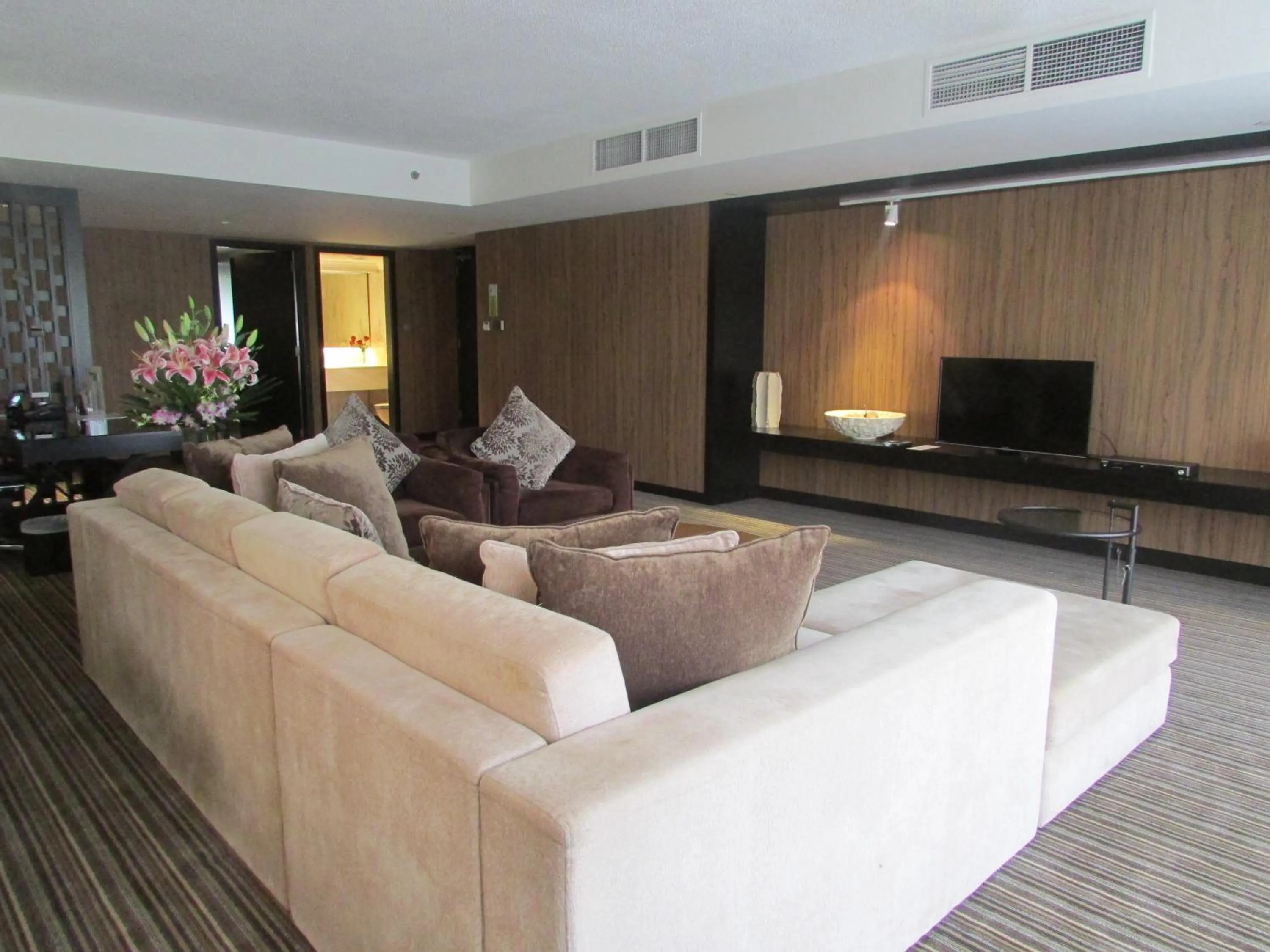 Living room in Concorde Hotel Singapore