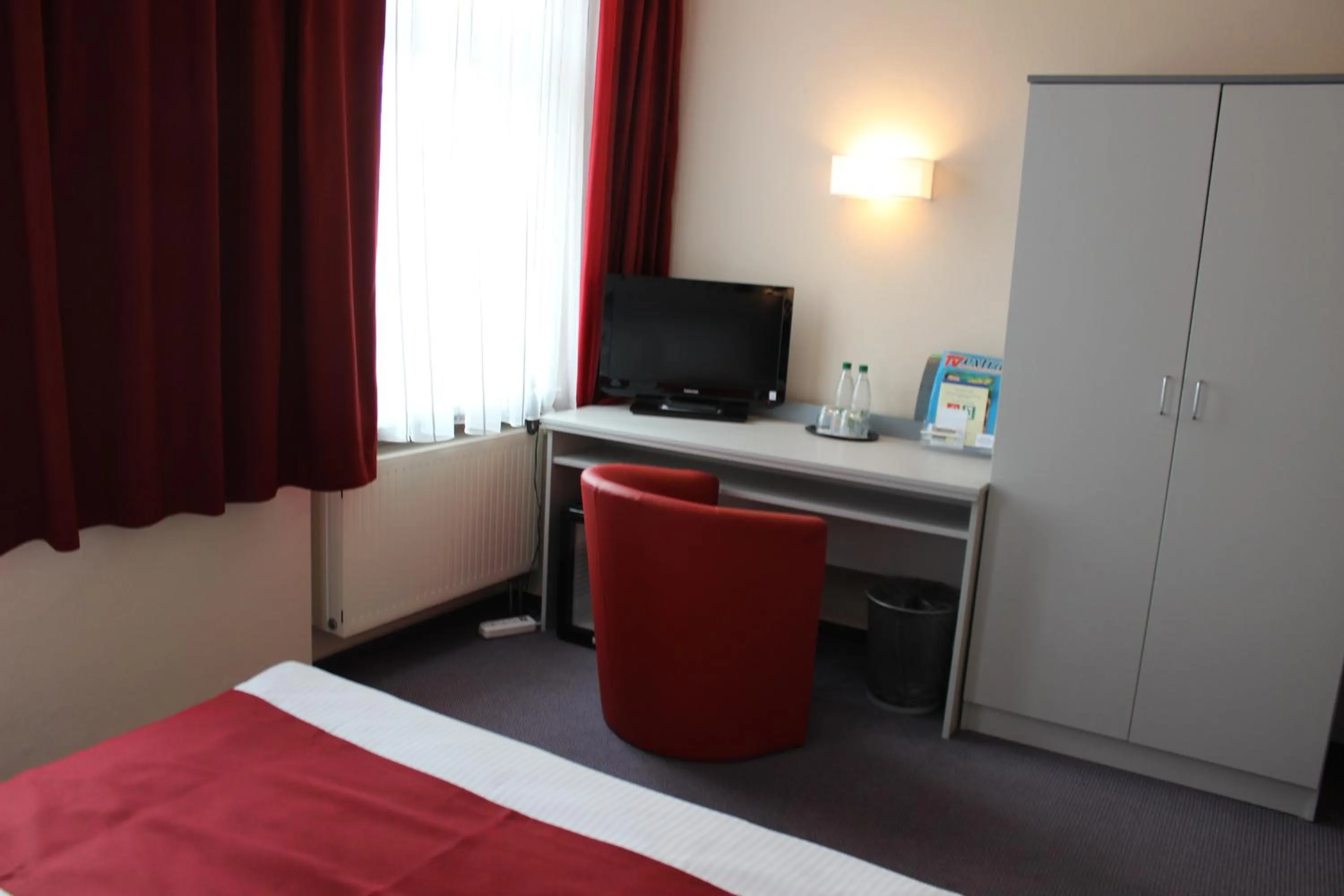 Photo of the whole room, Bed in APARTHOTEL 1A