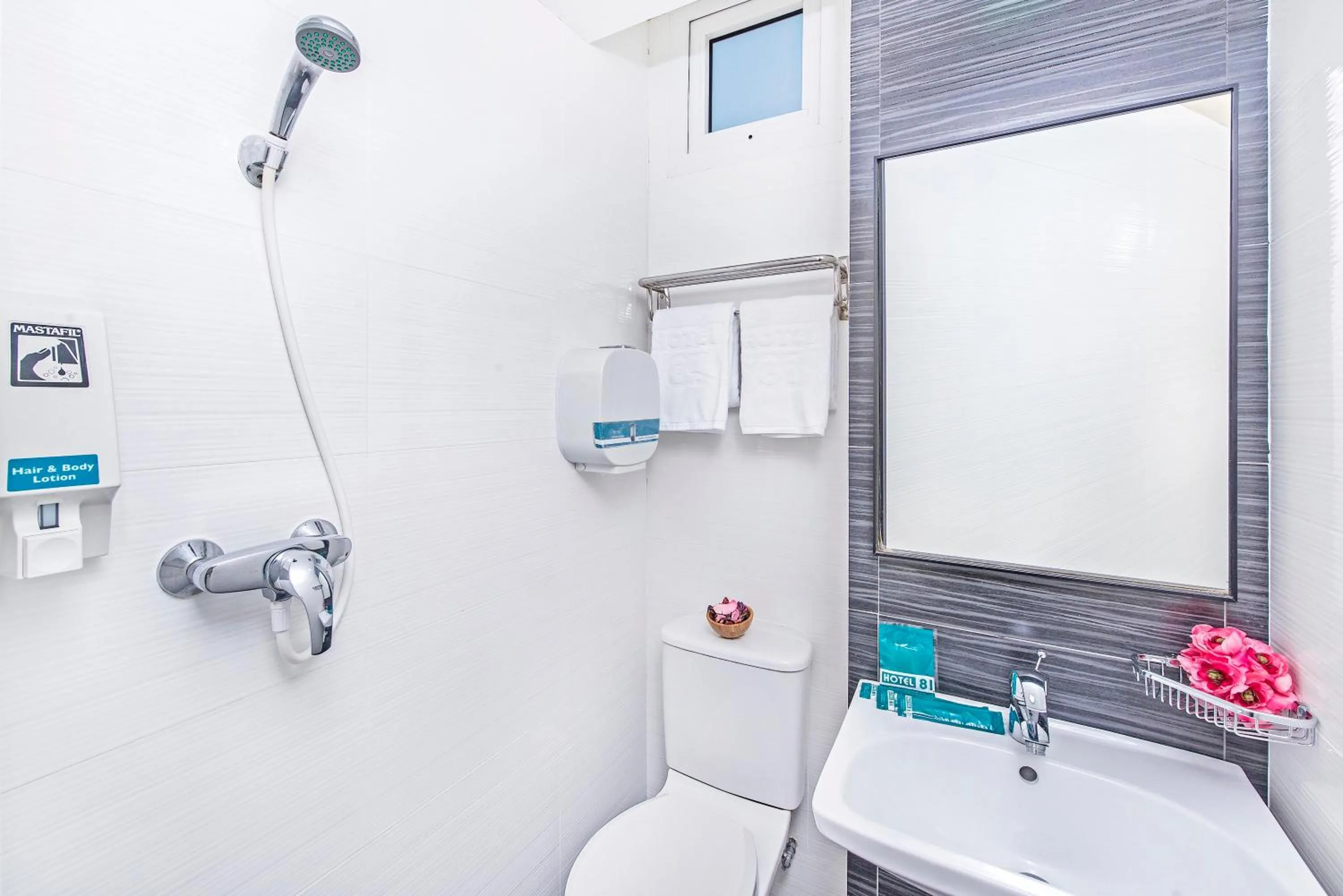 Toilet in Hotel 81 Selegie