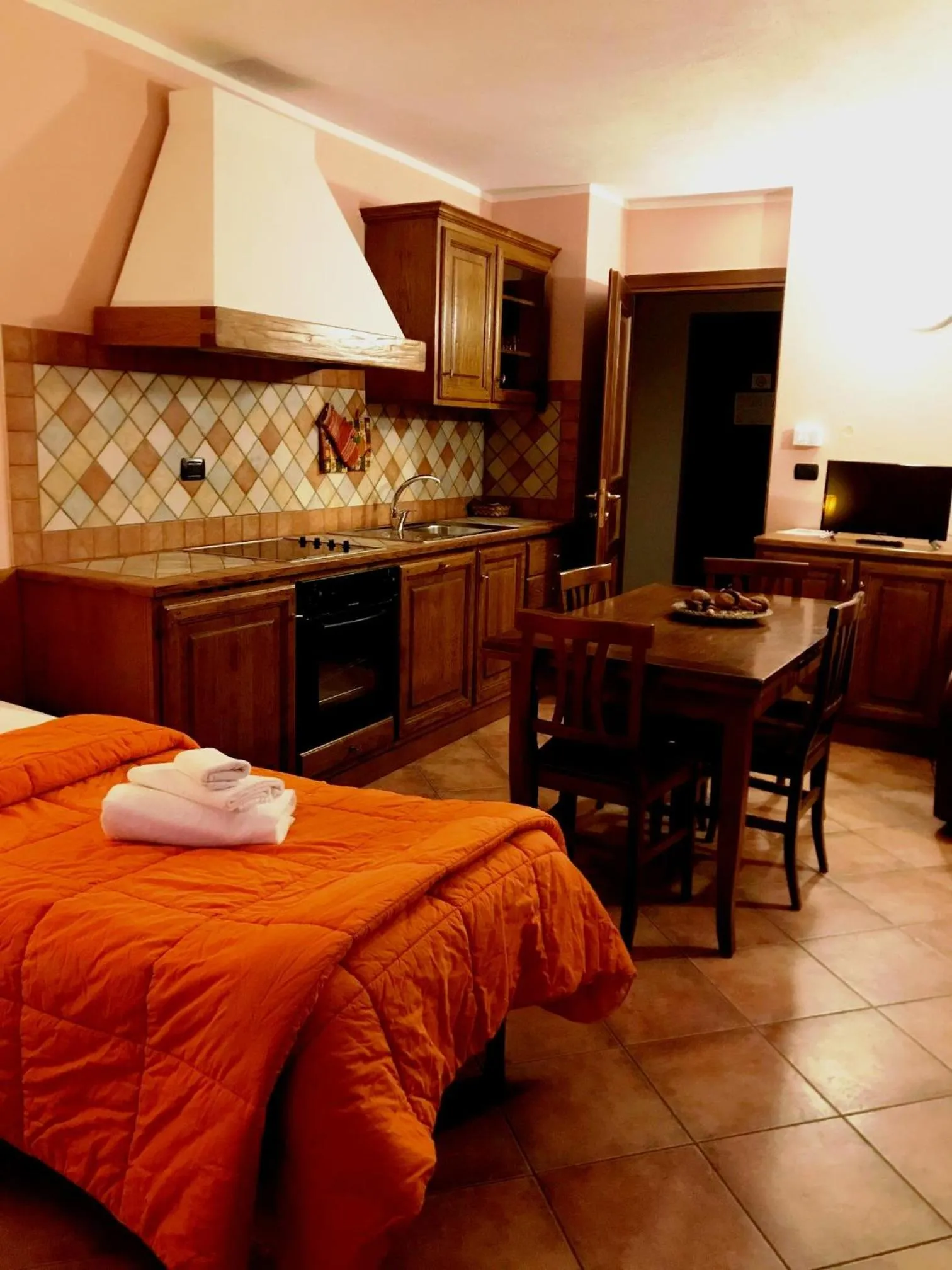 Kitchen or kitchenette, Bed in Residence Du Commerce