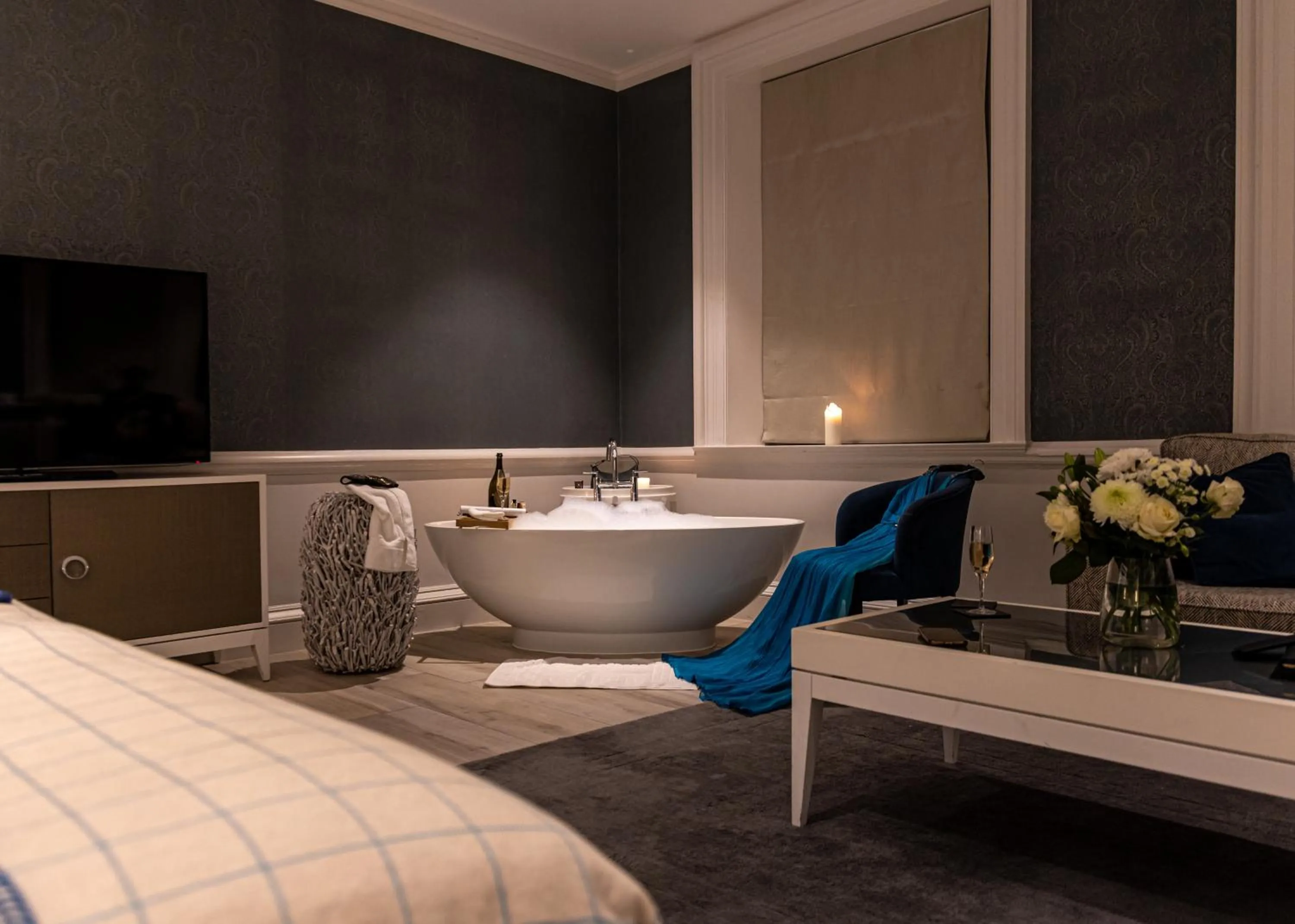 Bath, Bed in Barnett Hill Hotel