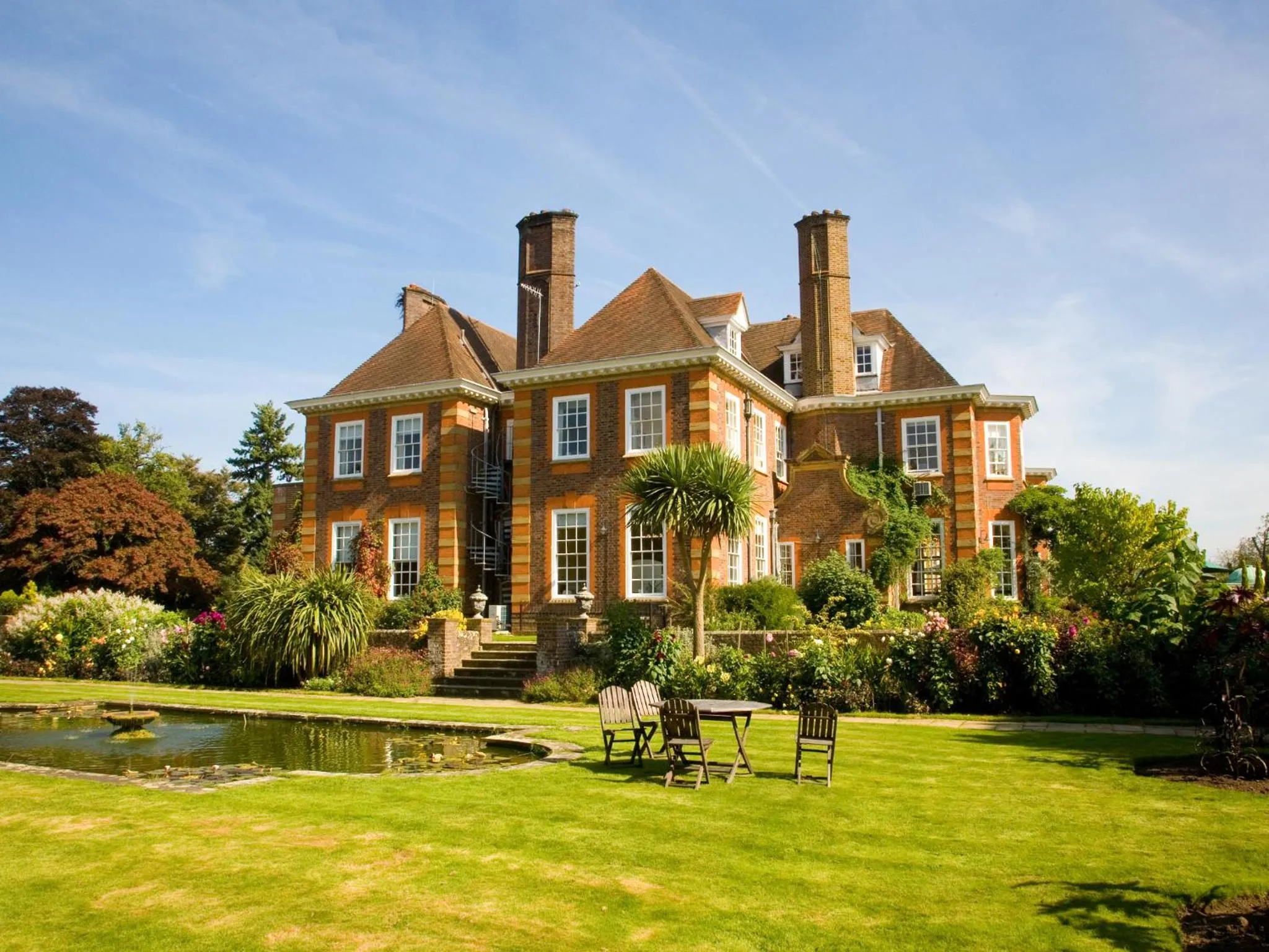 Facade/entrance in Barnett Hill Hotel