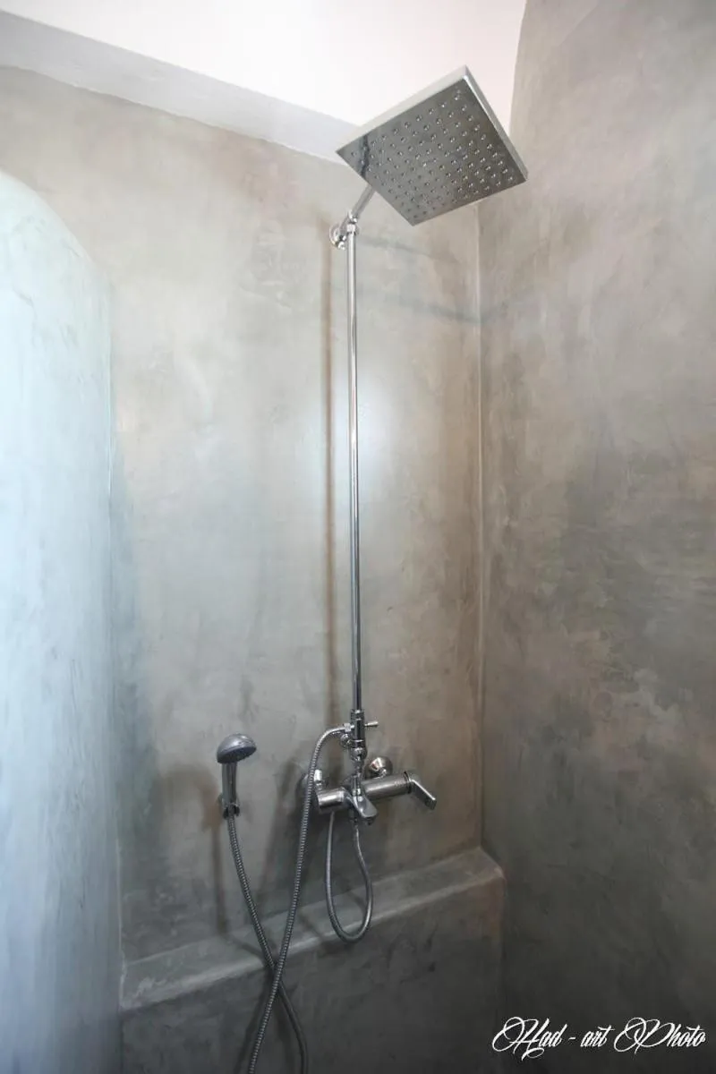 Shower in Villa Happening