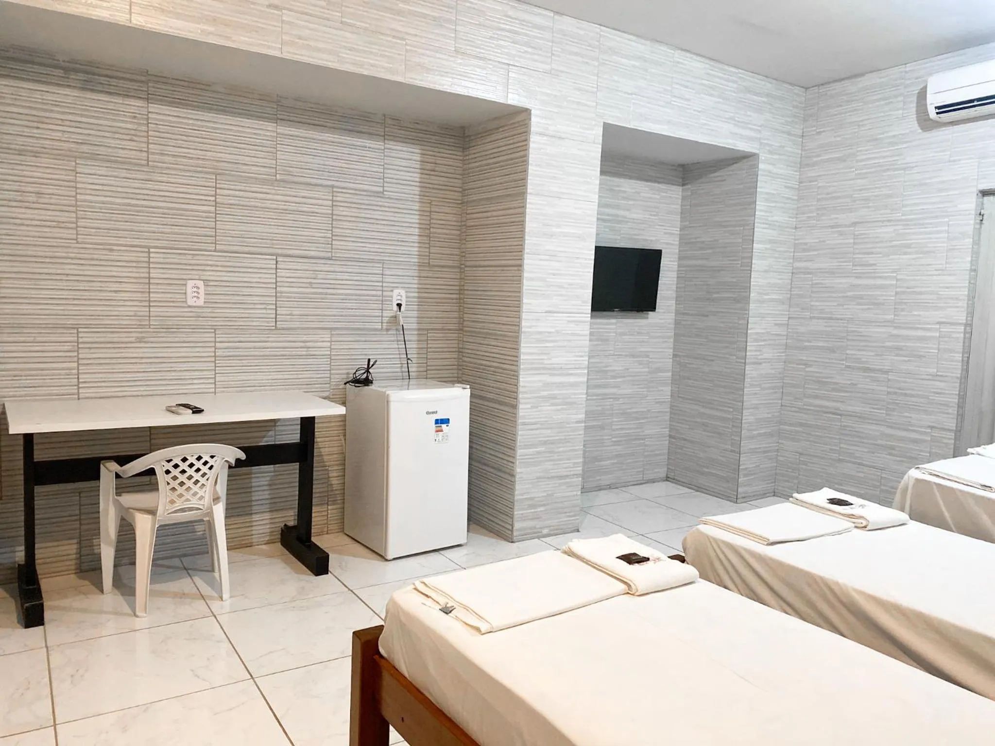 Photo of the whole room, Bed in River Class Hotel