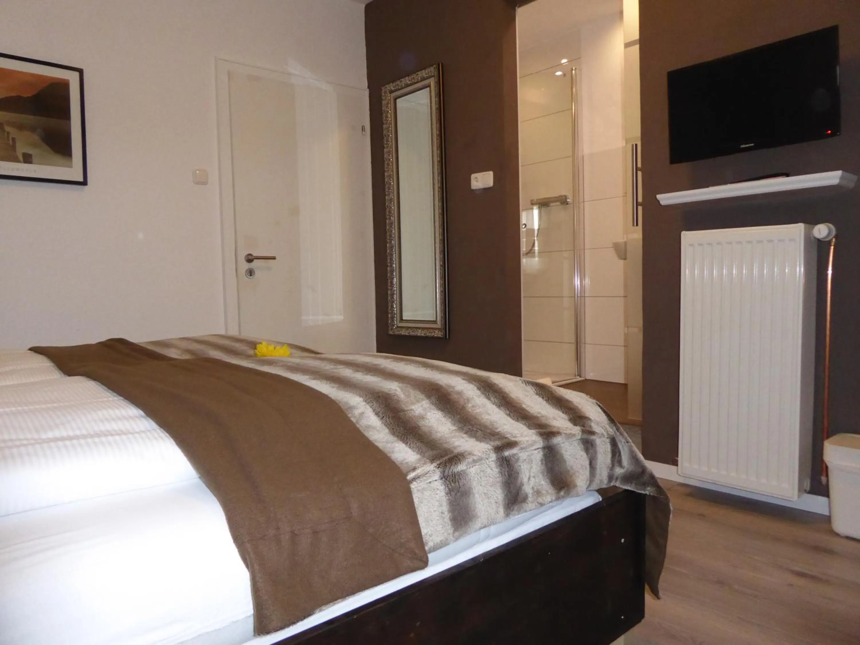 Photo of the whole room, Bed in Hotel Garni-Tell