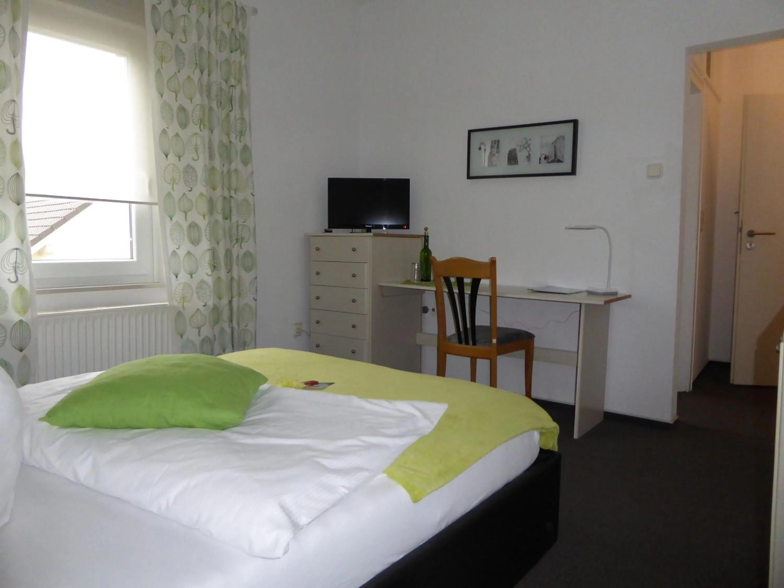 Photo of the whole room, Bed in Hotel Garni-Tell