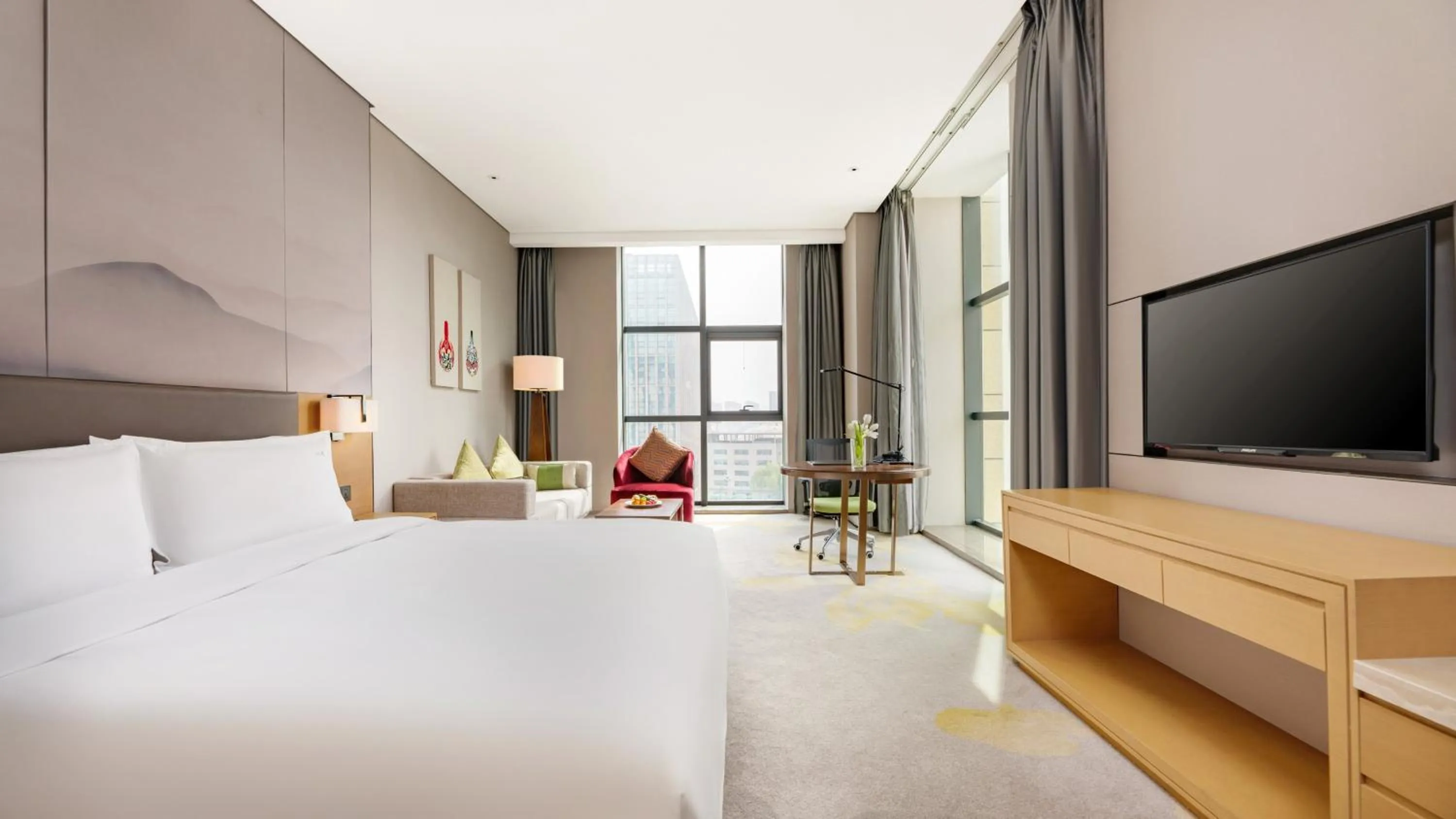 Photo of the whole room, Bed in Holiday Inn Baoji Central by IHG