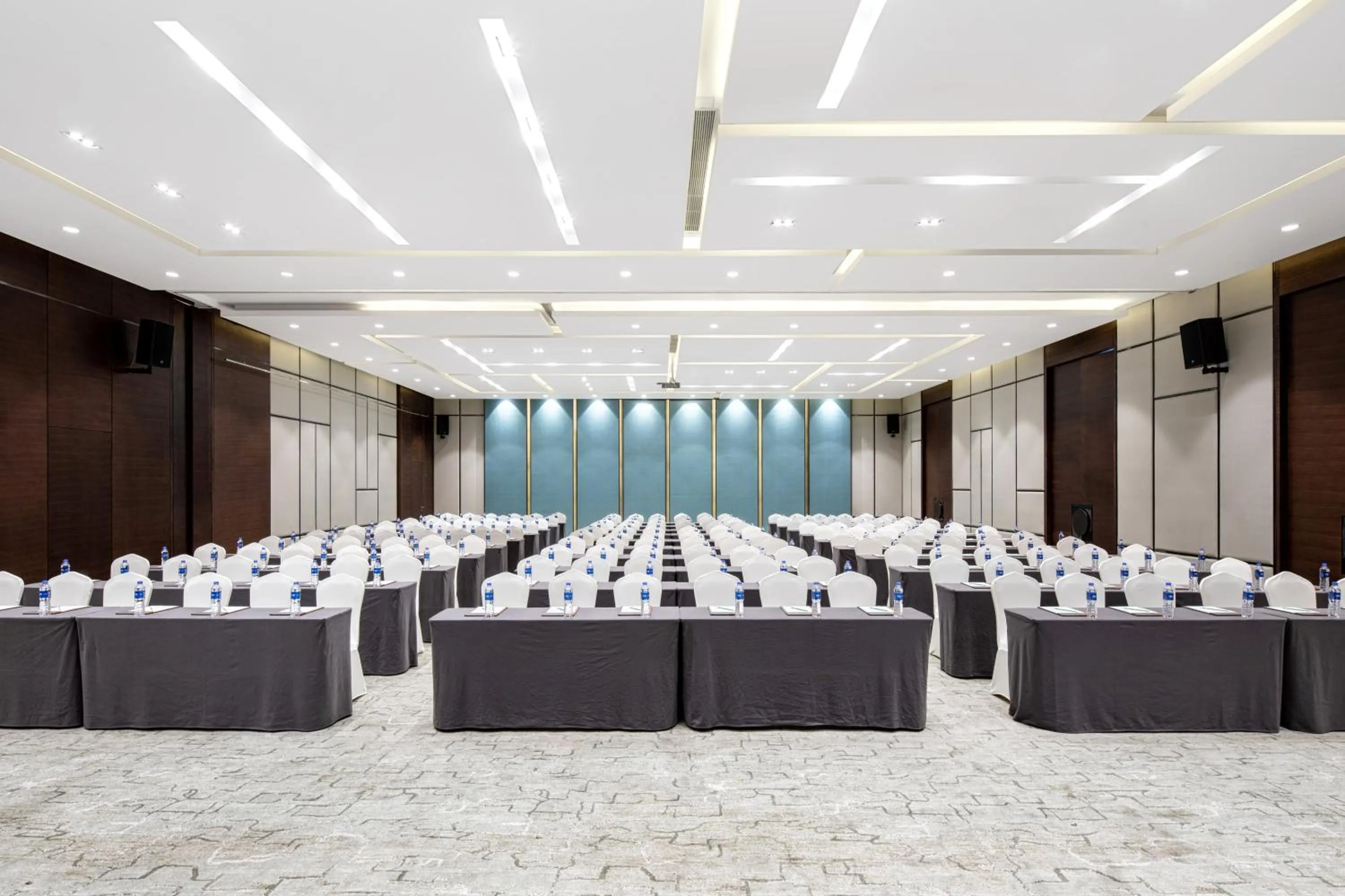 Meeting/conference room in Holiday Inn Baoji Central by IHG