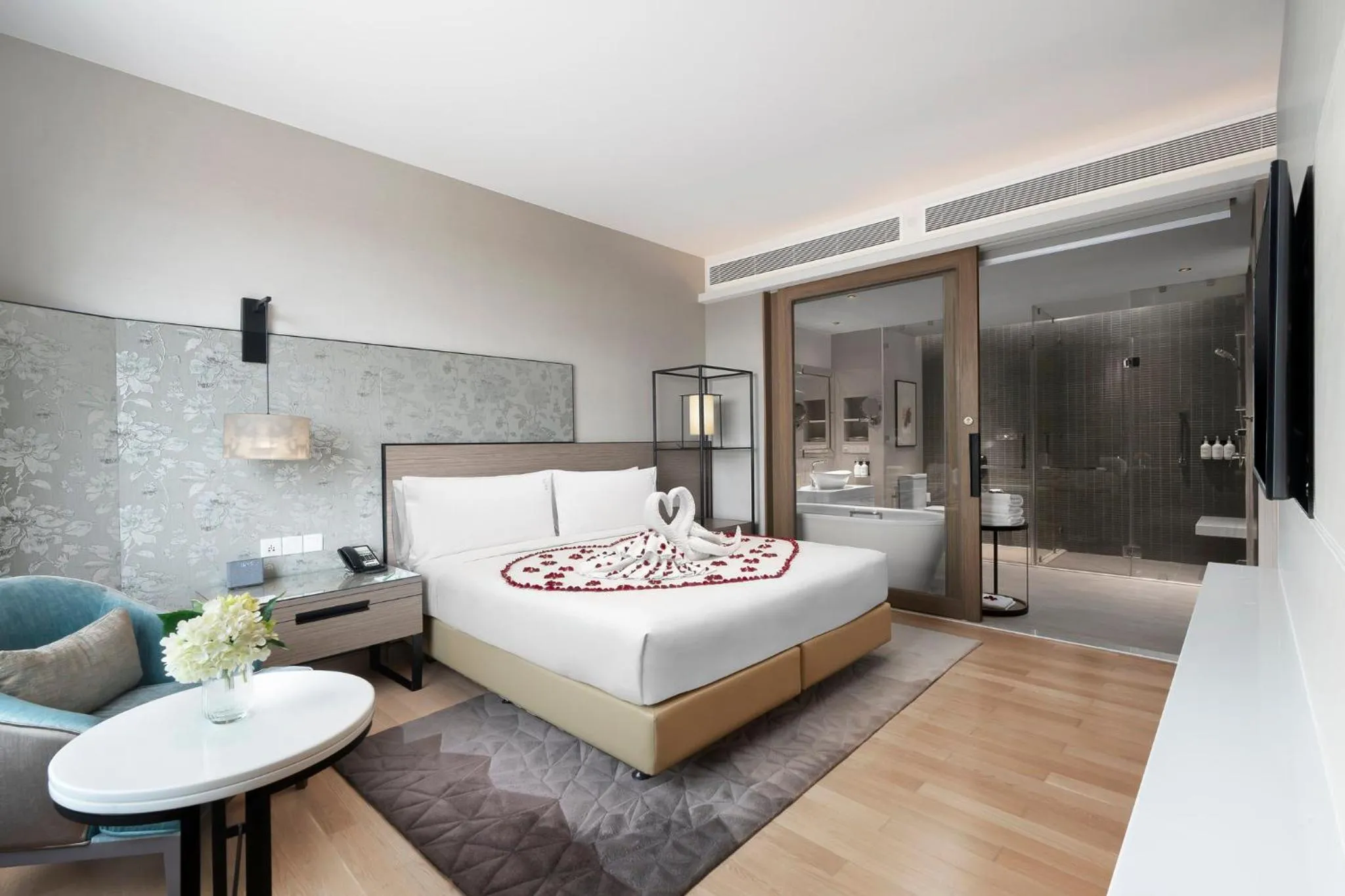 Photo of the whole room, Bed in Holiday Inn & Suites Rayong City Centre by IHG