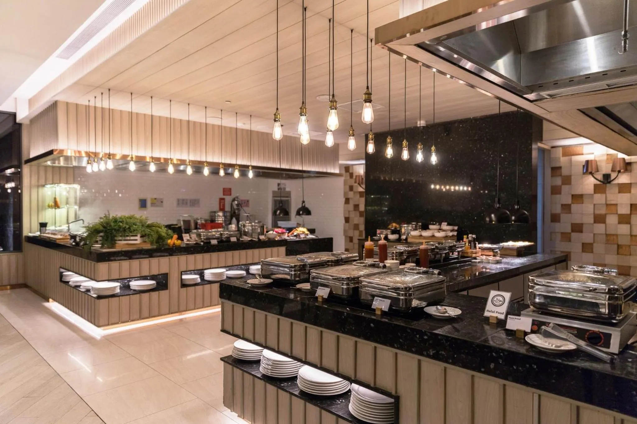 Restaurant/places to eat in Holiday Inn & Suites Rayong City Centre by IHG