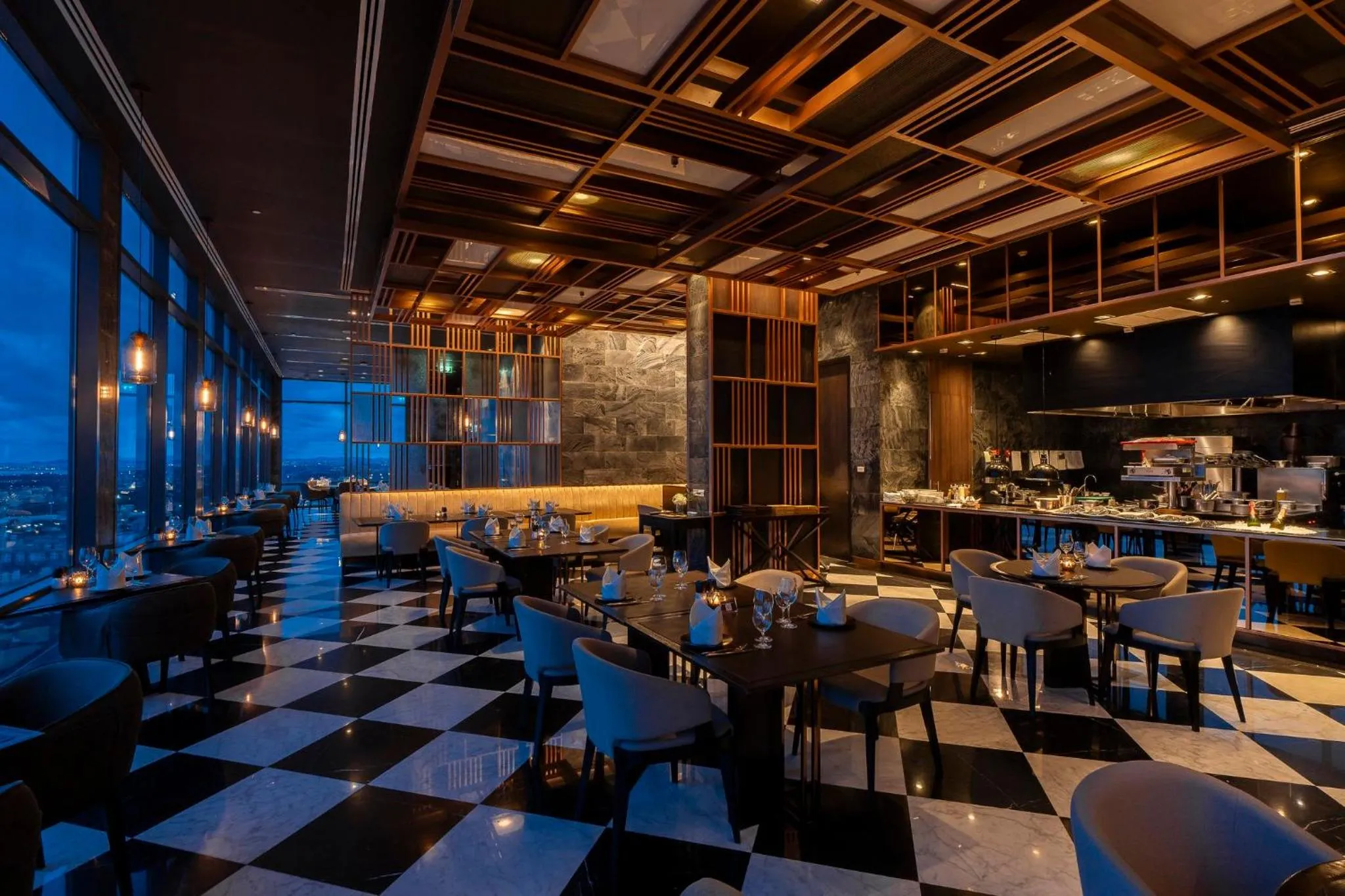 Restaurant/places to eat in Holiday Inn & Suites Rayong City Centre by IHG