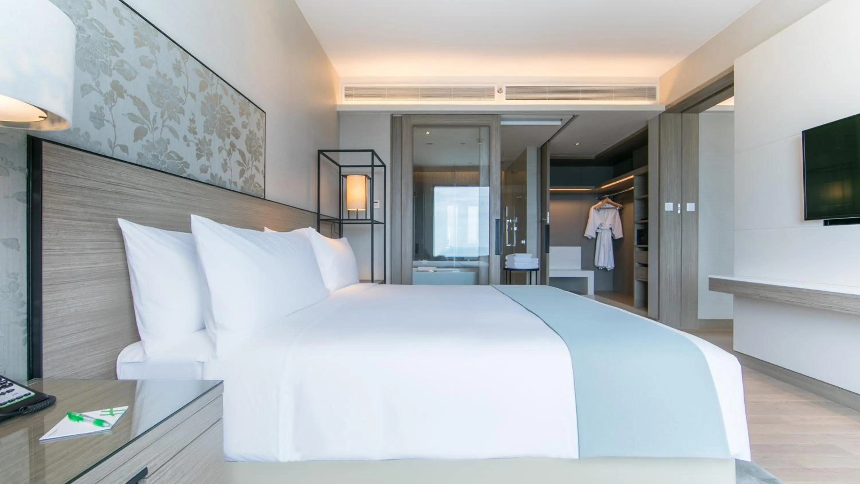 Photo of the whole room, Bed in Holiday Inn & Suites Rayong City Centre by IHG