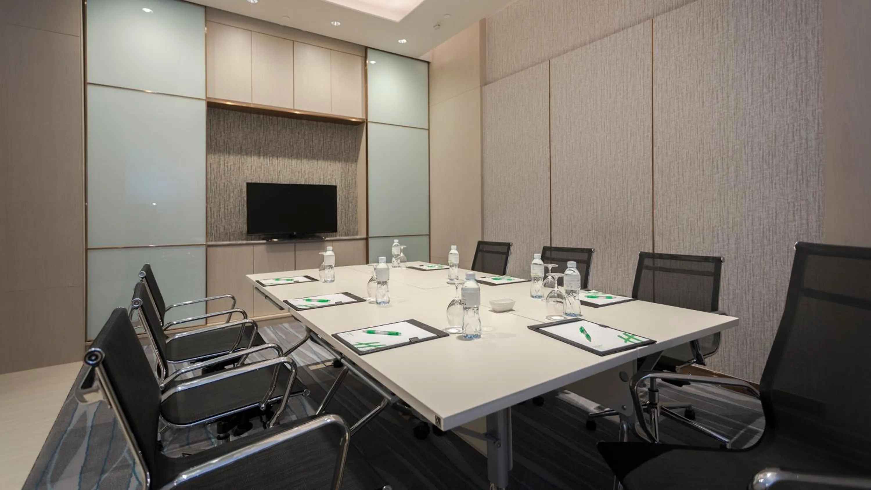 Meeting/conference room in Holiday Inn & Suites Rayong City Centre by IHG