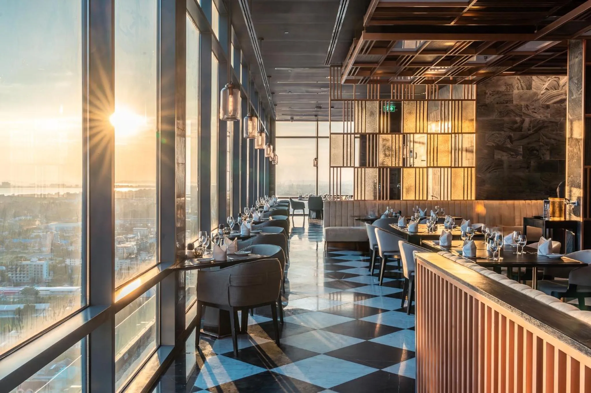 Restaurant/places to eat in Holiday Inn & Suites Rayong City Centre by IHG