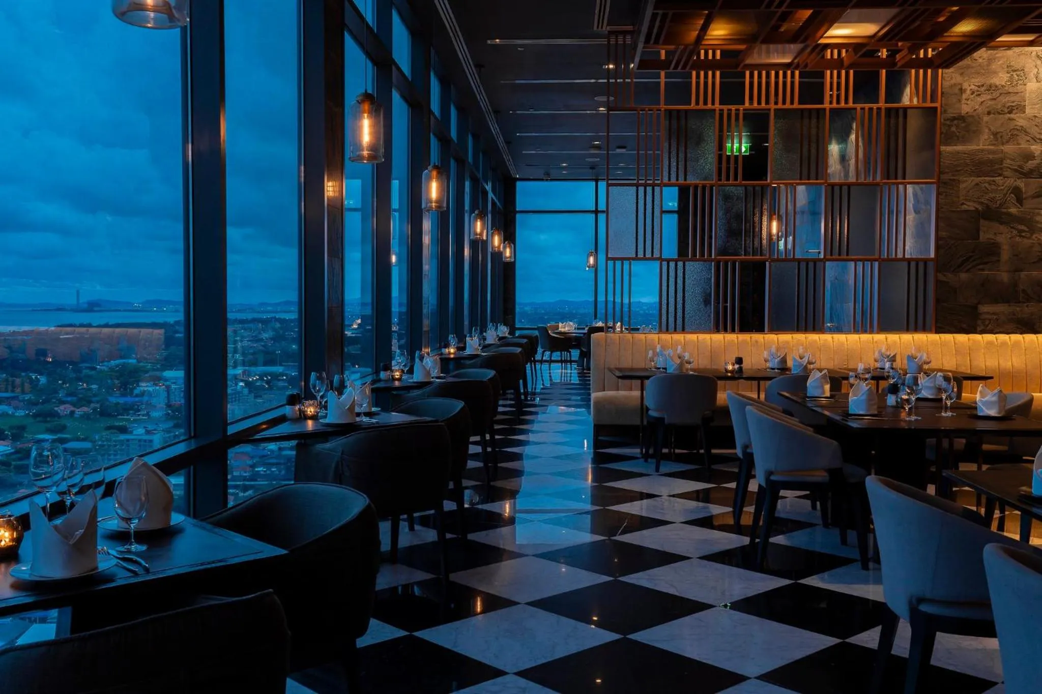 Restaurant/places to eat in Holiday Inn & Suites Rayong City Centre by IHG