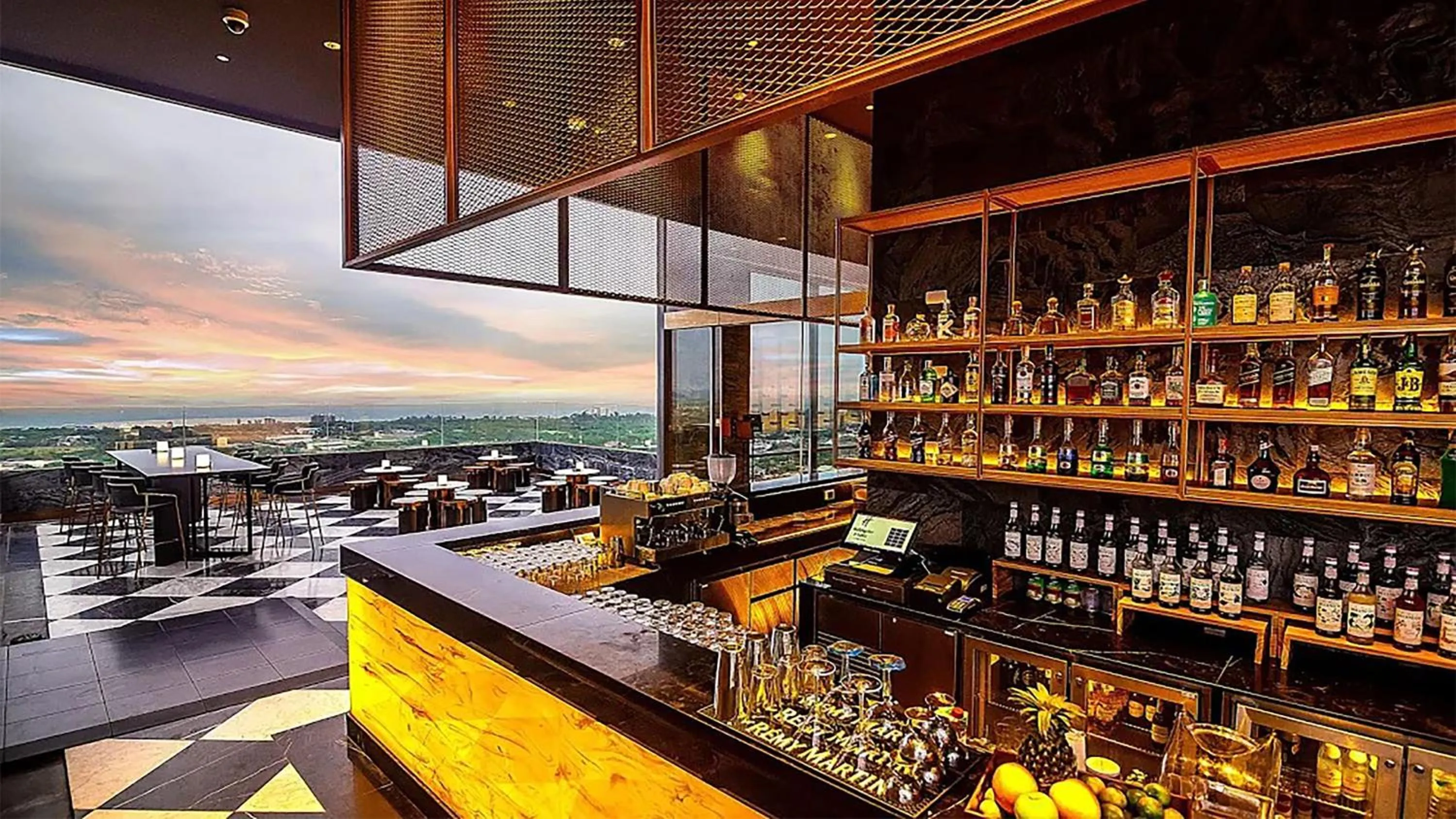 Restaurant/places to eat in Holiday Inn & Suites Rayong City Centre by IHG