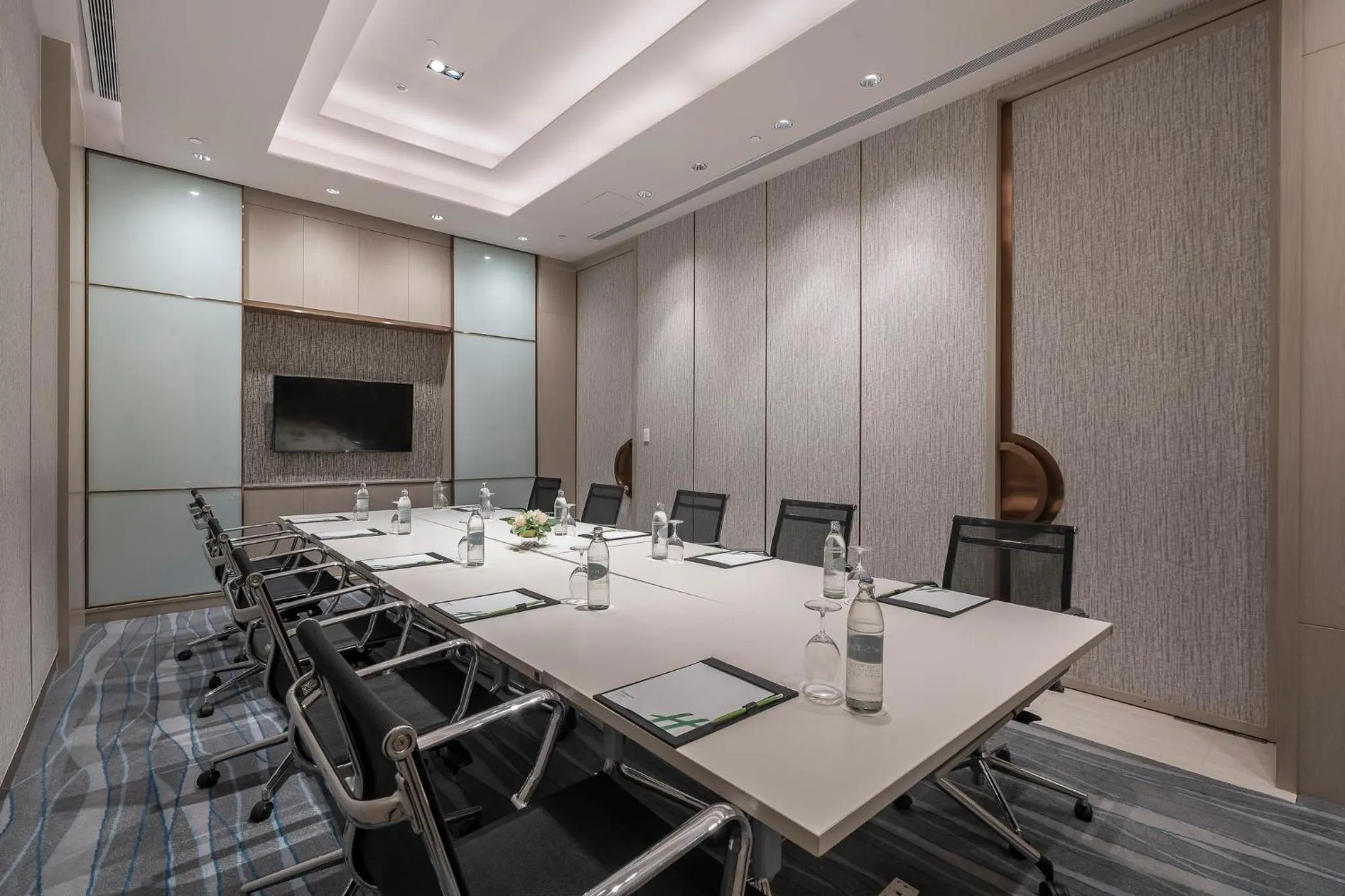 Meeting/conference room in Holiday Inn & Suites Rayong City Centre by IHG