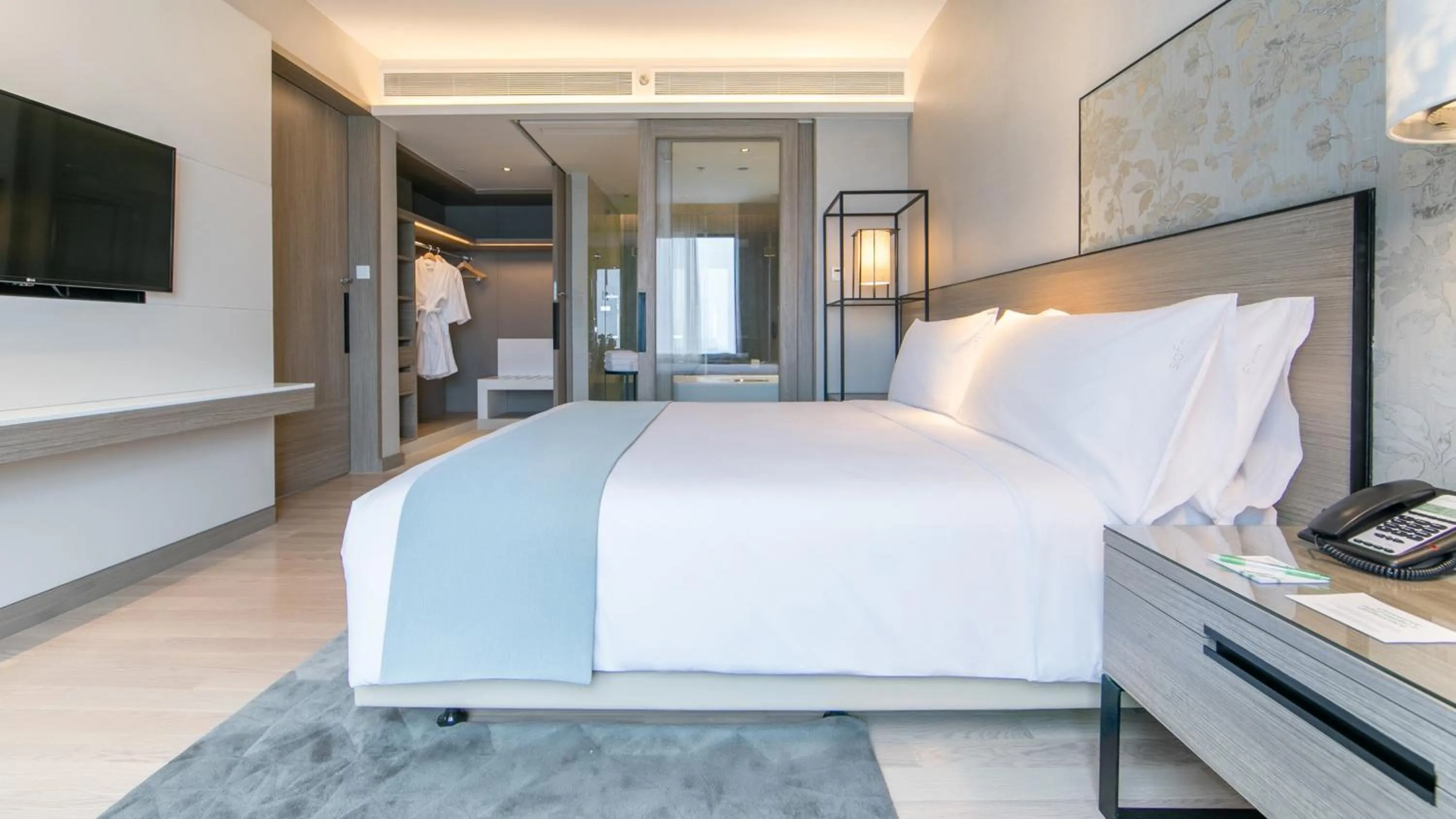 Photo of the whole room, Bed in Holiday Inn & Suites Rayong City Centre by IHG