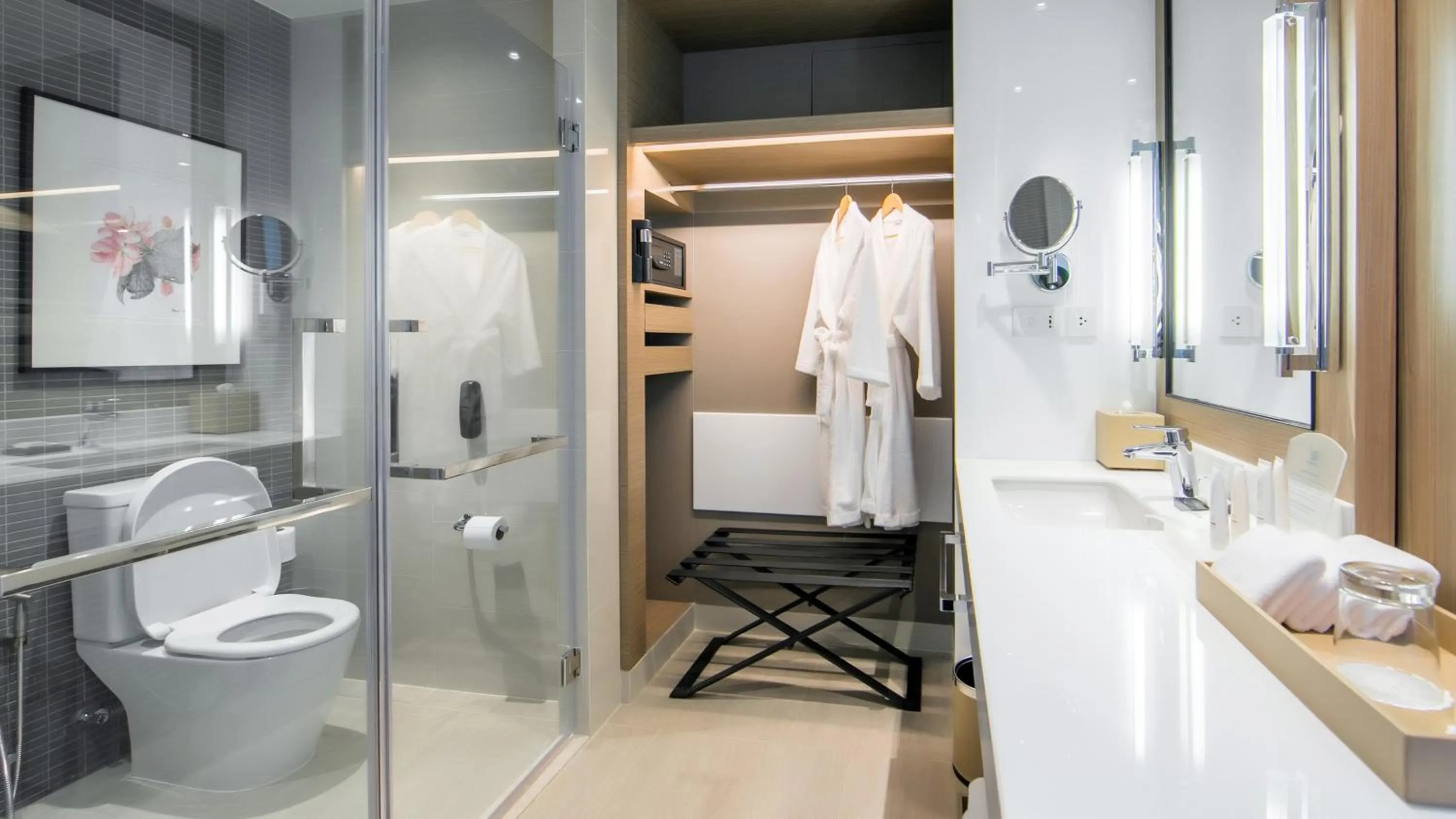 Photo of the whole room in Holiday Inn & Suites Rayong City Centre by IHG