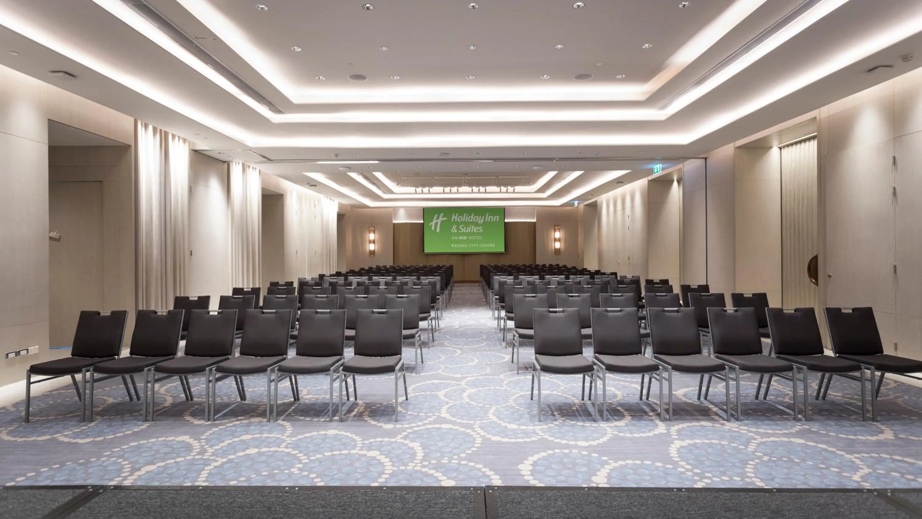 Meeting/conference room in Holiday Inn & Suites Rayong City Centre by IHG