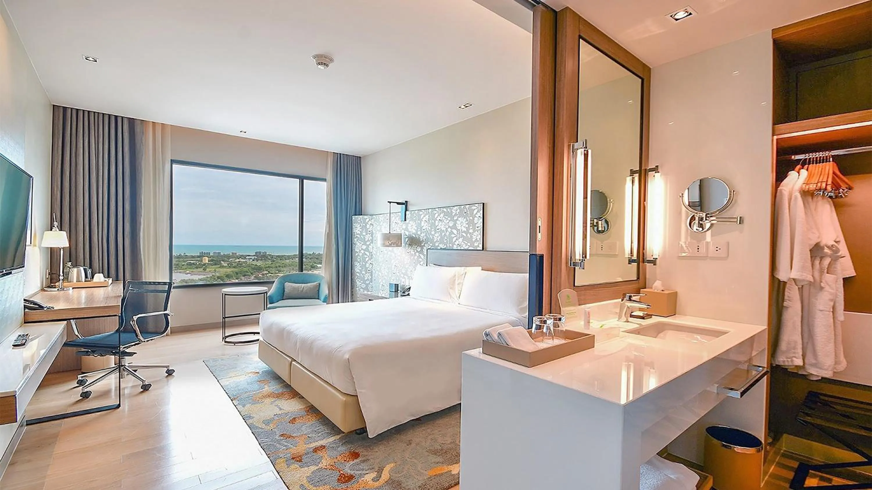 Photo of the whole room, Bed in Holiday Inn & Suites Rayong City Centre by IHG