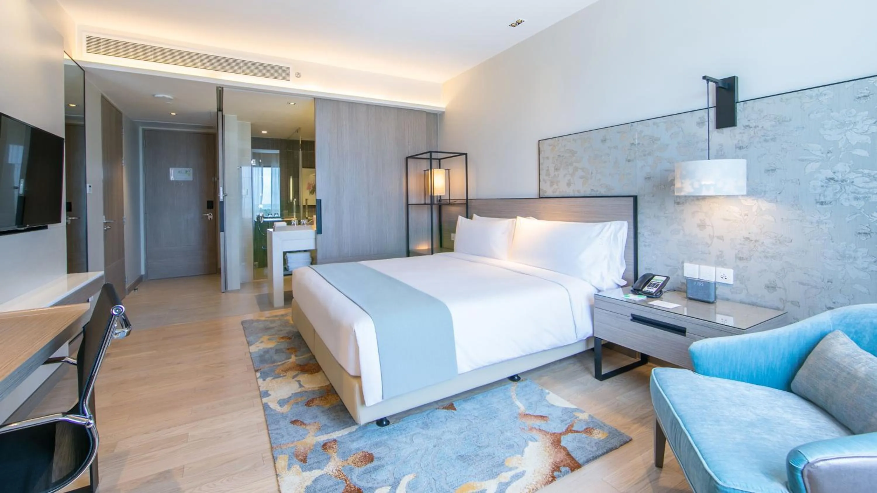 Photo of the whole room, Bed in Holiday Inn & Suites Rayong City Centre by IHG