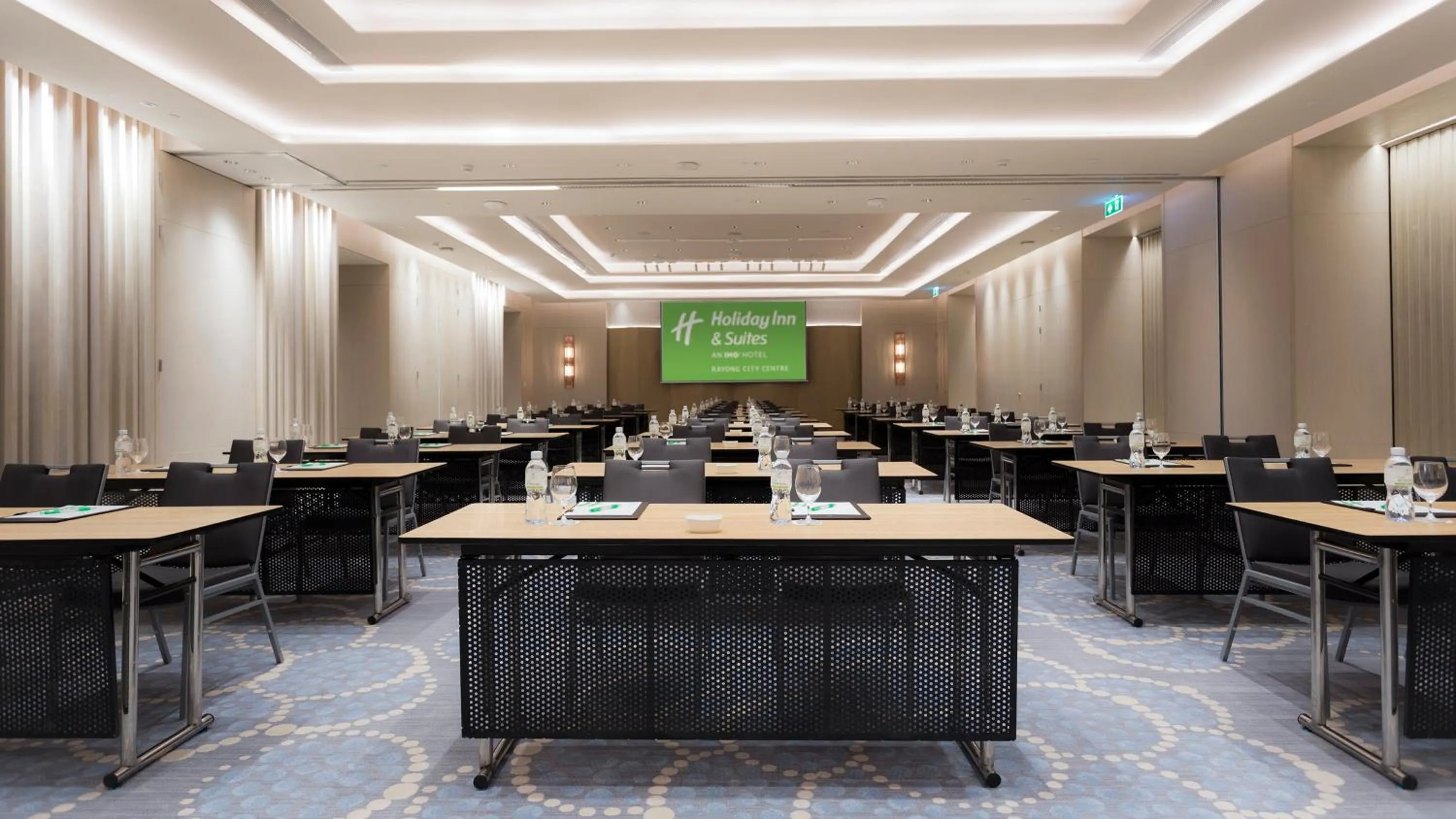 Meeting/conference room in Holiday Inn & Suites Rayong City Centre by IHG