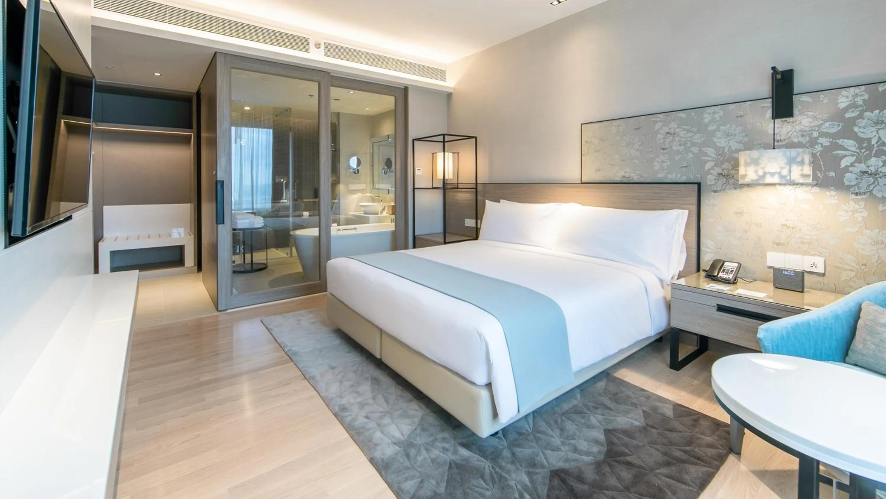 Photo of the whole room, Bed in Holiday Inn & Suites Rayong City Centre by IHG