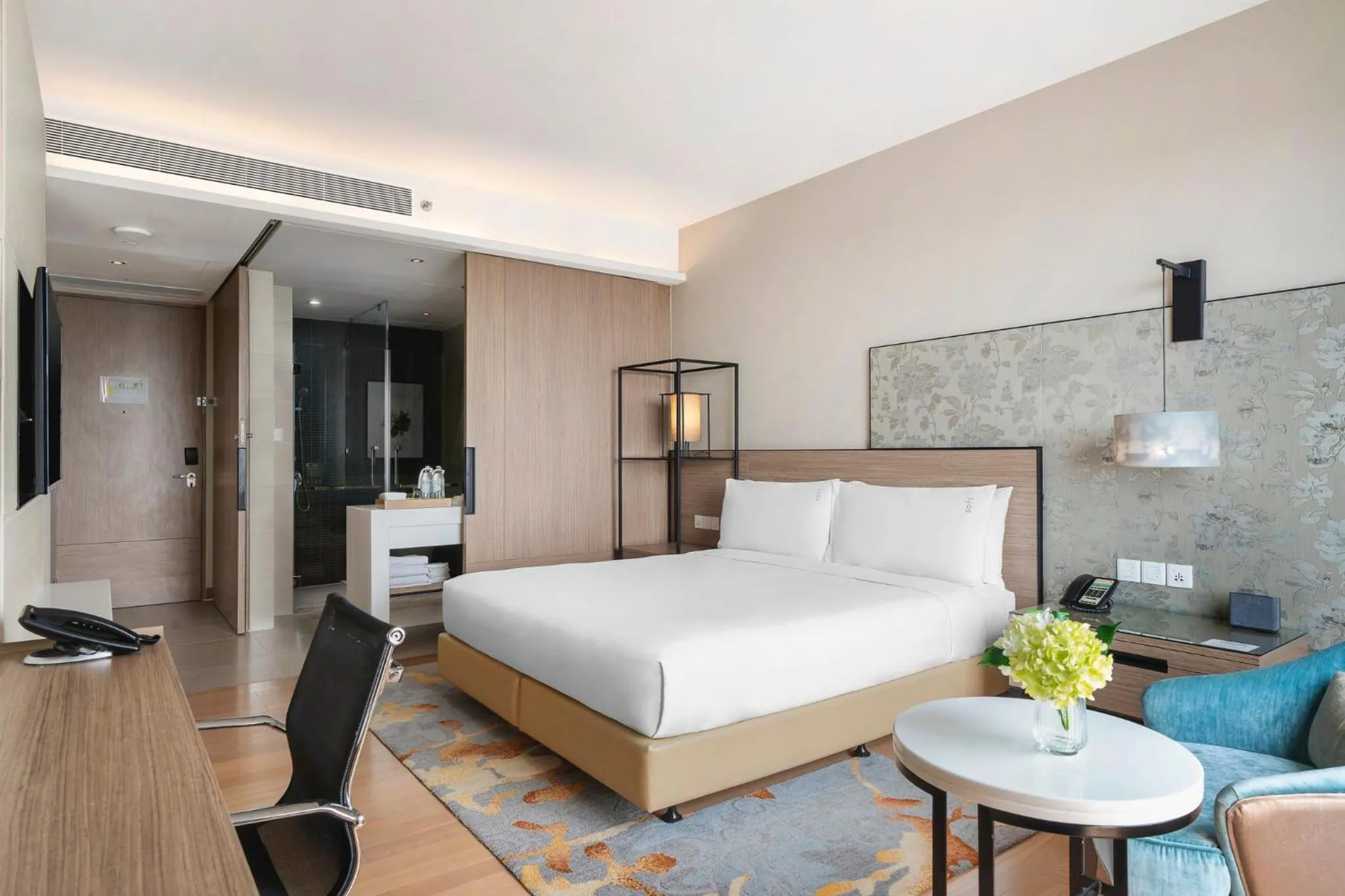 Photo of the whole room, Bed in Holiday Inn & Suites Rayong City Centre by IHG