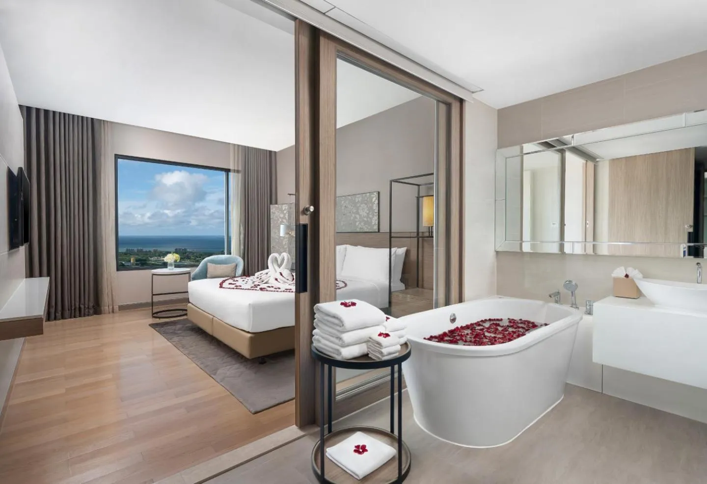 Bedroom, Bed in Holiday Inn & Suites Rayong City Centre by IHG