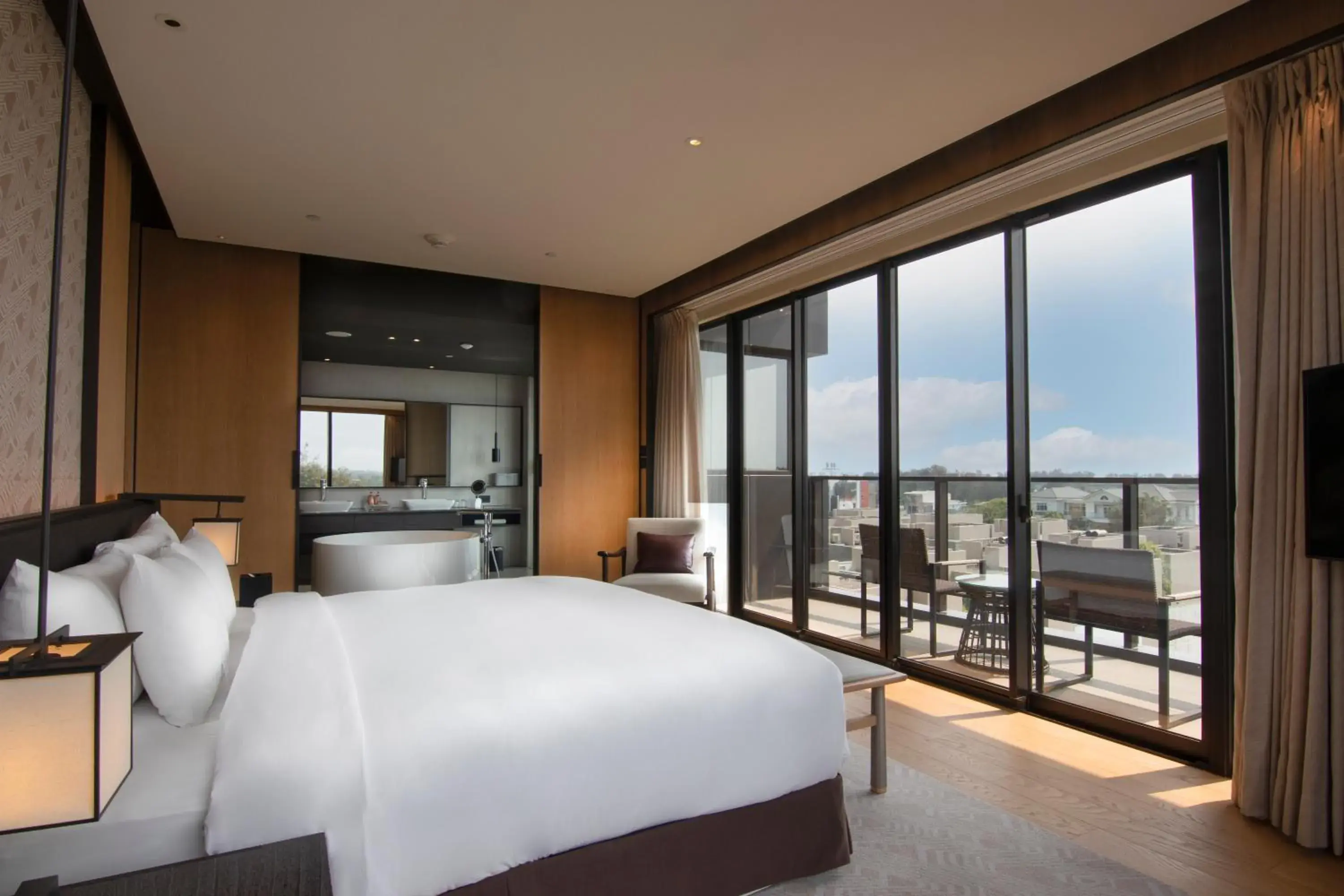 Junior King Suite with Balcony in Crowne Plaza Tainan by IHG Junior King Suite with Balcony in Crowne Plaza Tainan by IHG