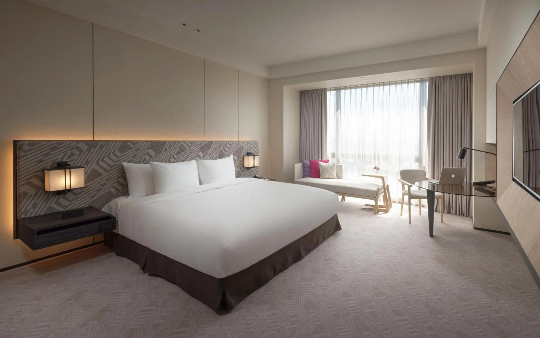 Photo of the whole room, Bed in Crowne Plaza Tainan by IHG