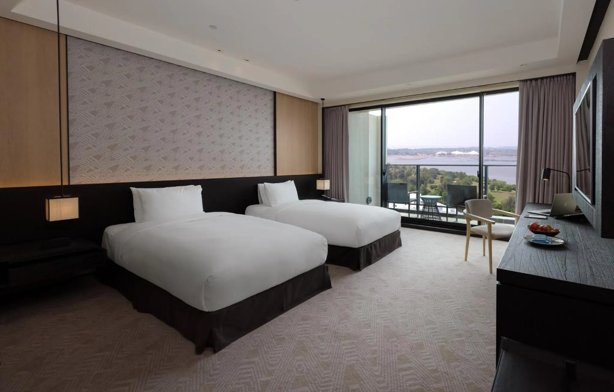 Photo of the whole room, Bed in Crowne Plaza Tainan by IHG