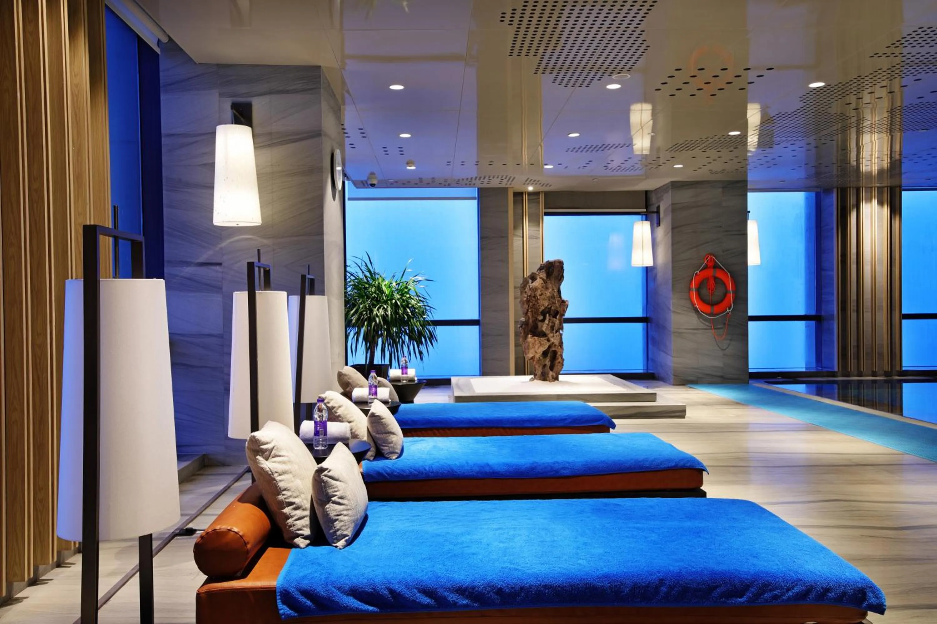 Swimming pool in HUALUXE Wuxi Taihu