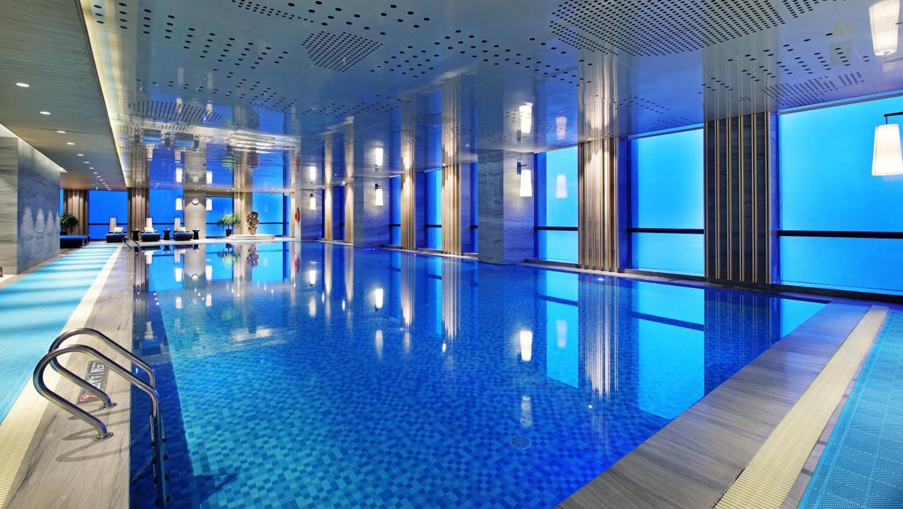 Swimming pool in HUALUXE Wuxi Taihu