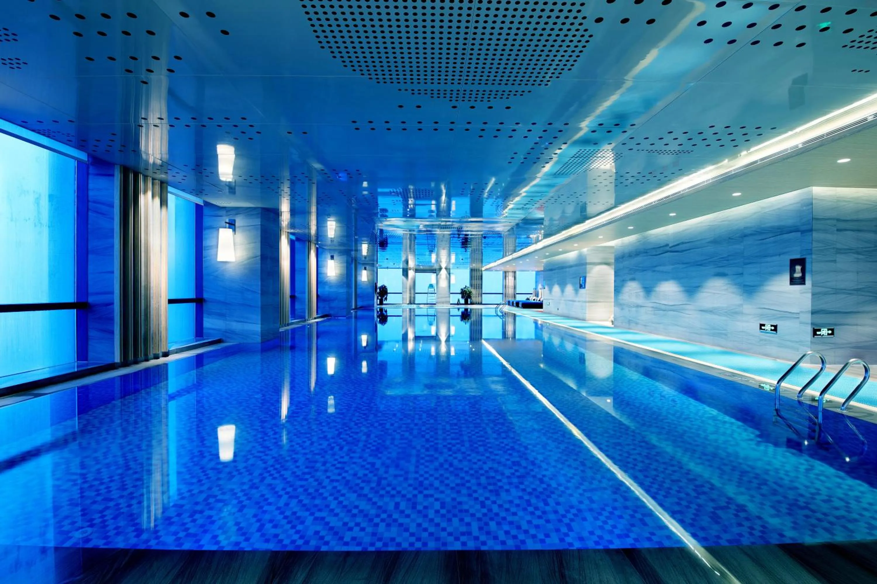 Swimming pool in HUALUXE Wuxi Taihu