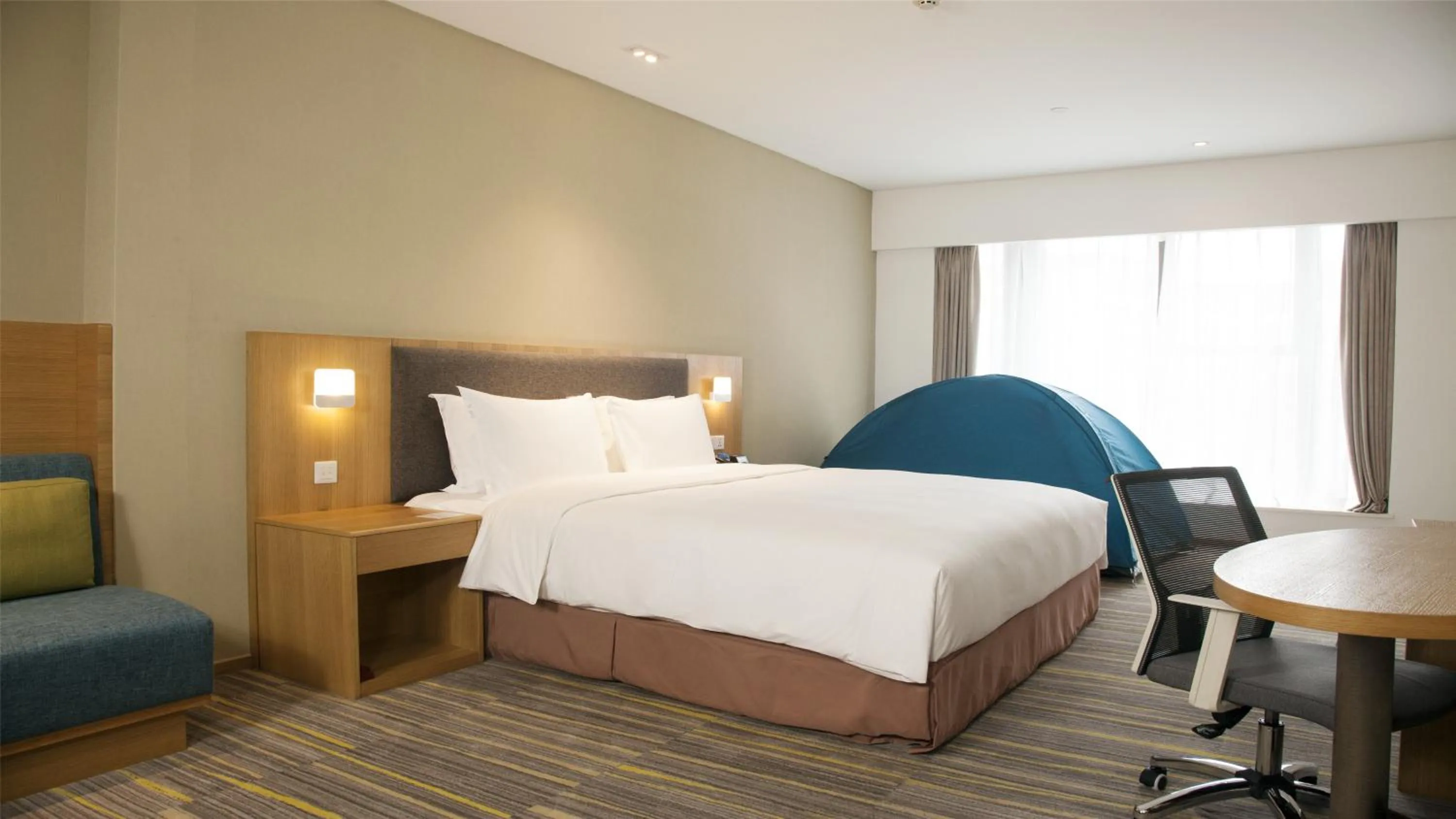 Photo of the whole room, Bed in Holiday Inn Express Chengdu Airport Zone Shuangliu International Airport
