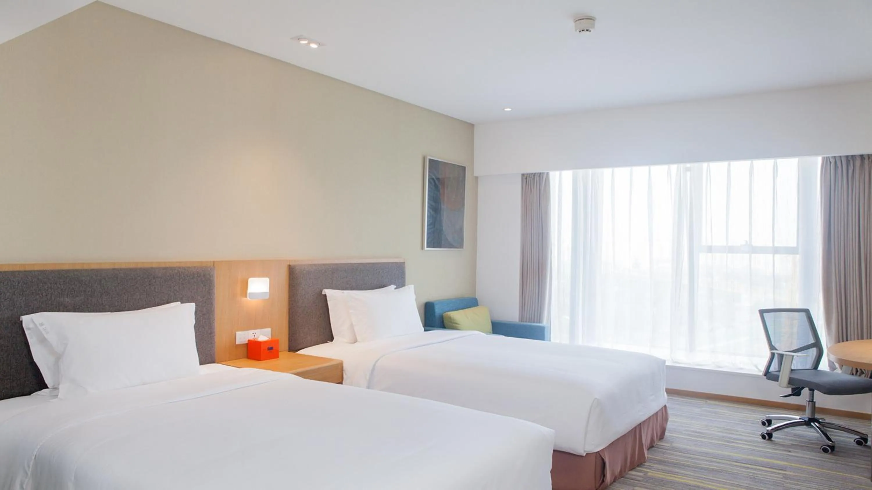 Photo of the whole room, Bed in Holiday Inn Express Chengdu Airport Zone Shuangliu International Airport