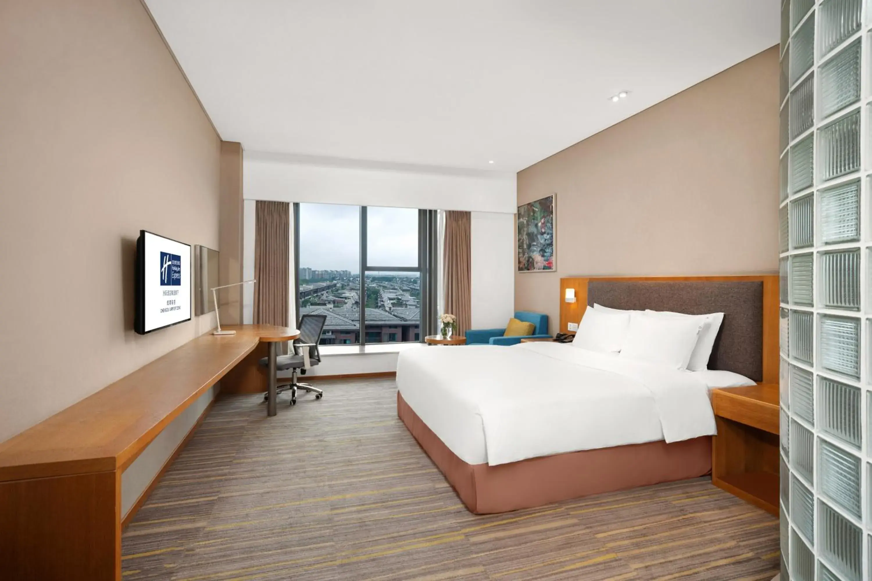 Standard King Room - High Floor in Holiday Inn Express Chengdu Airport Zone Shuangliu International Airport Standard King Room - High Floor in Holiday Inn Express Chengdu Airport Zone Shuangliu International Airport