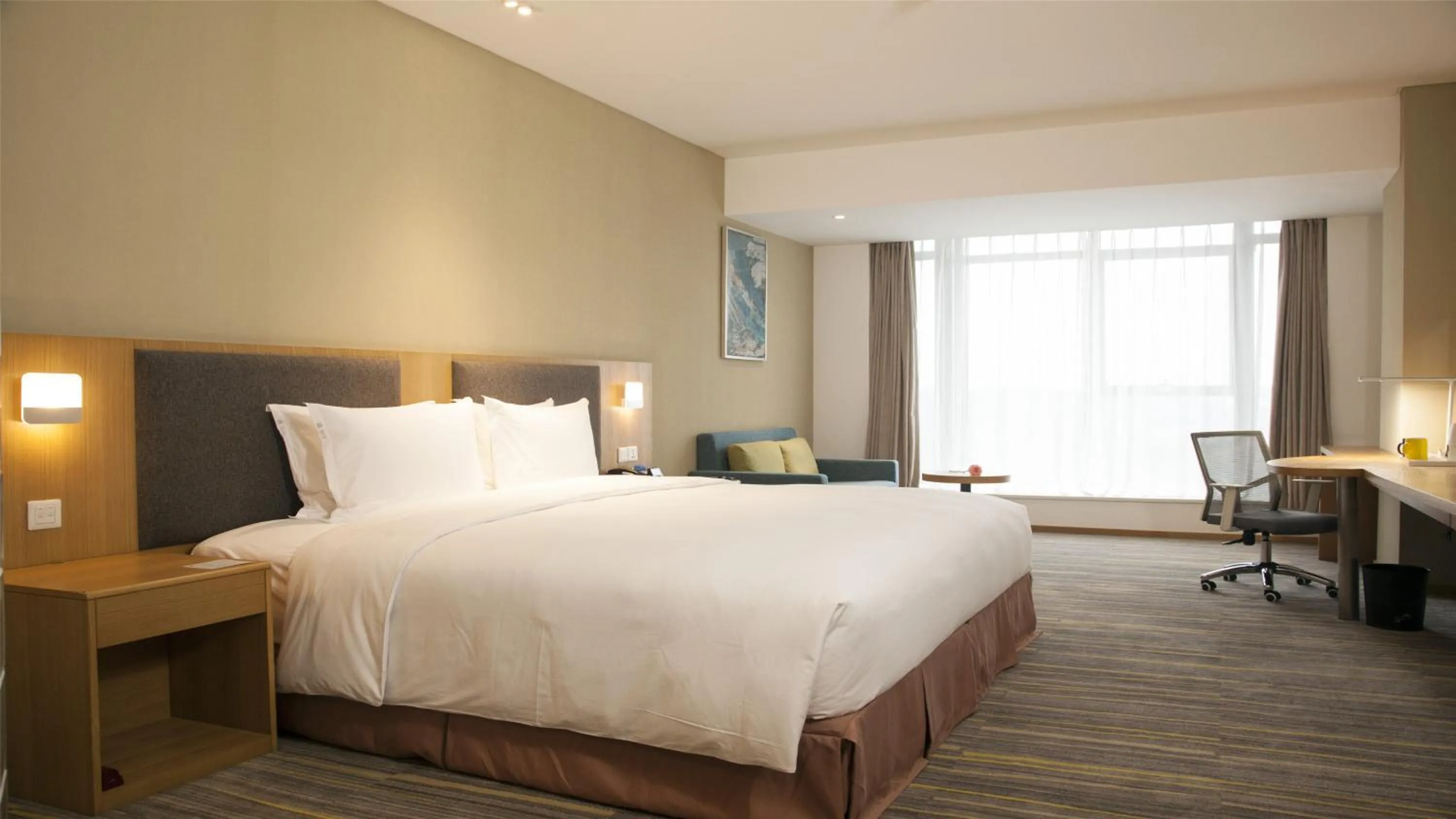 Photo of the whole room, Bed in Holiday Inn Express Chengdu Airport Zone Shuangliu International Airport
